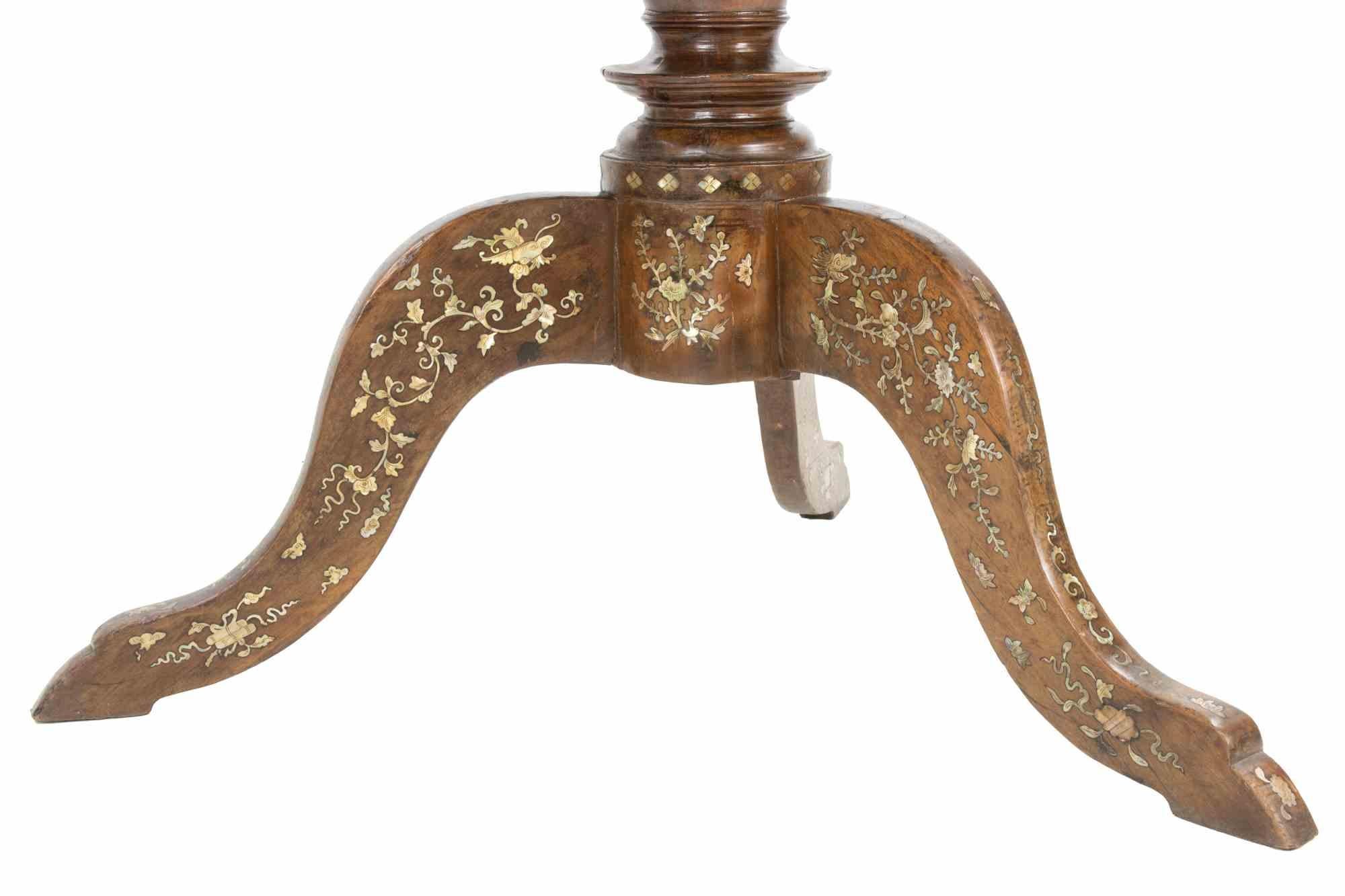 XIXe siècle Table orientale en noyer et nacre, 19e siècle