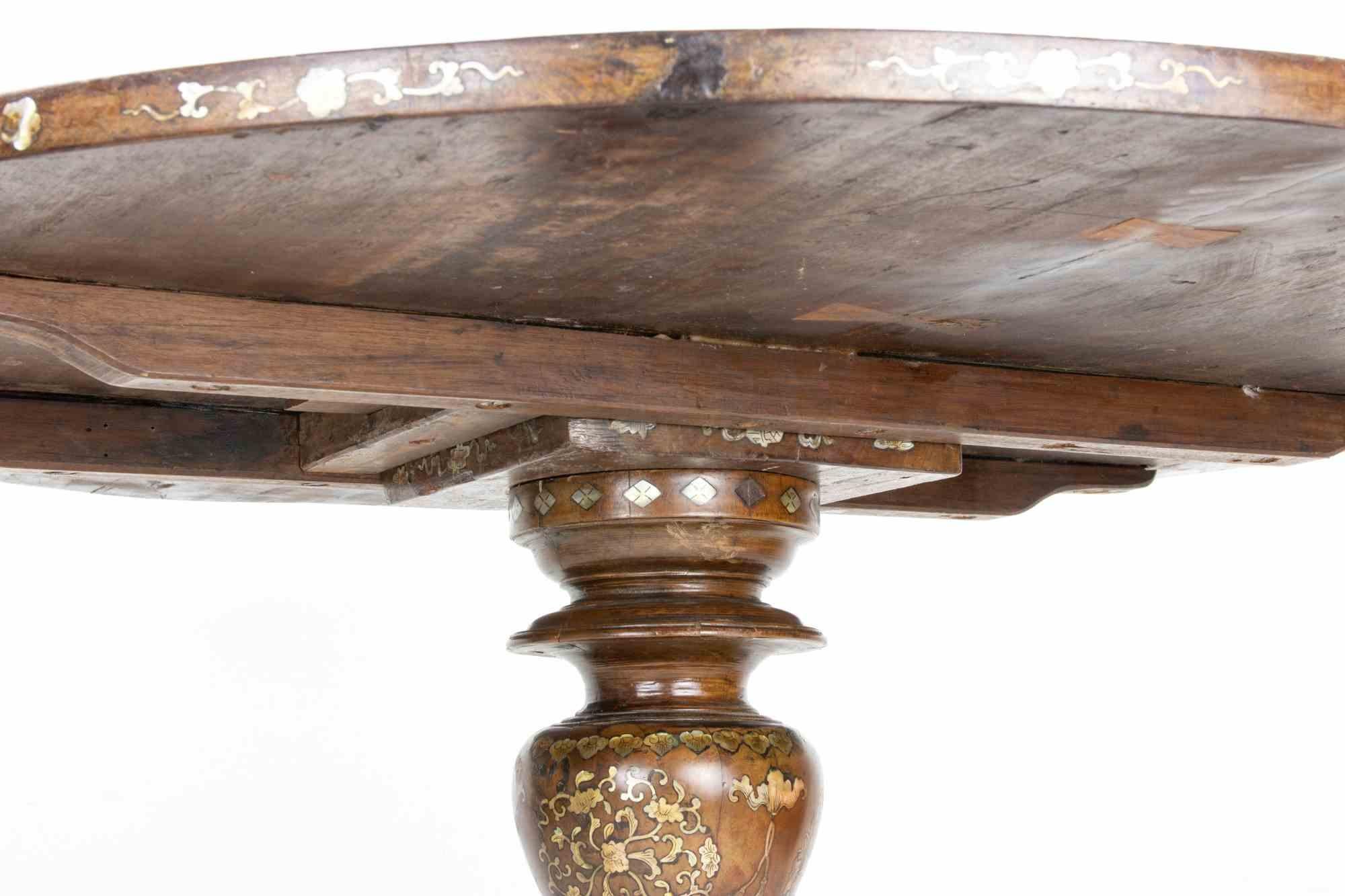 Bois Table orientale en noyer et nacre, 19e siècle
