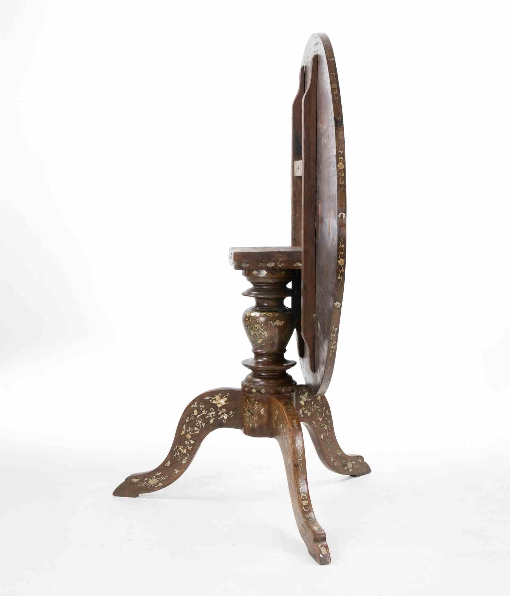 Table orientale en noyer et nacre, 19e siècle 1