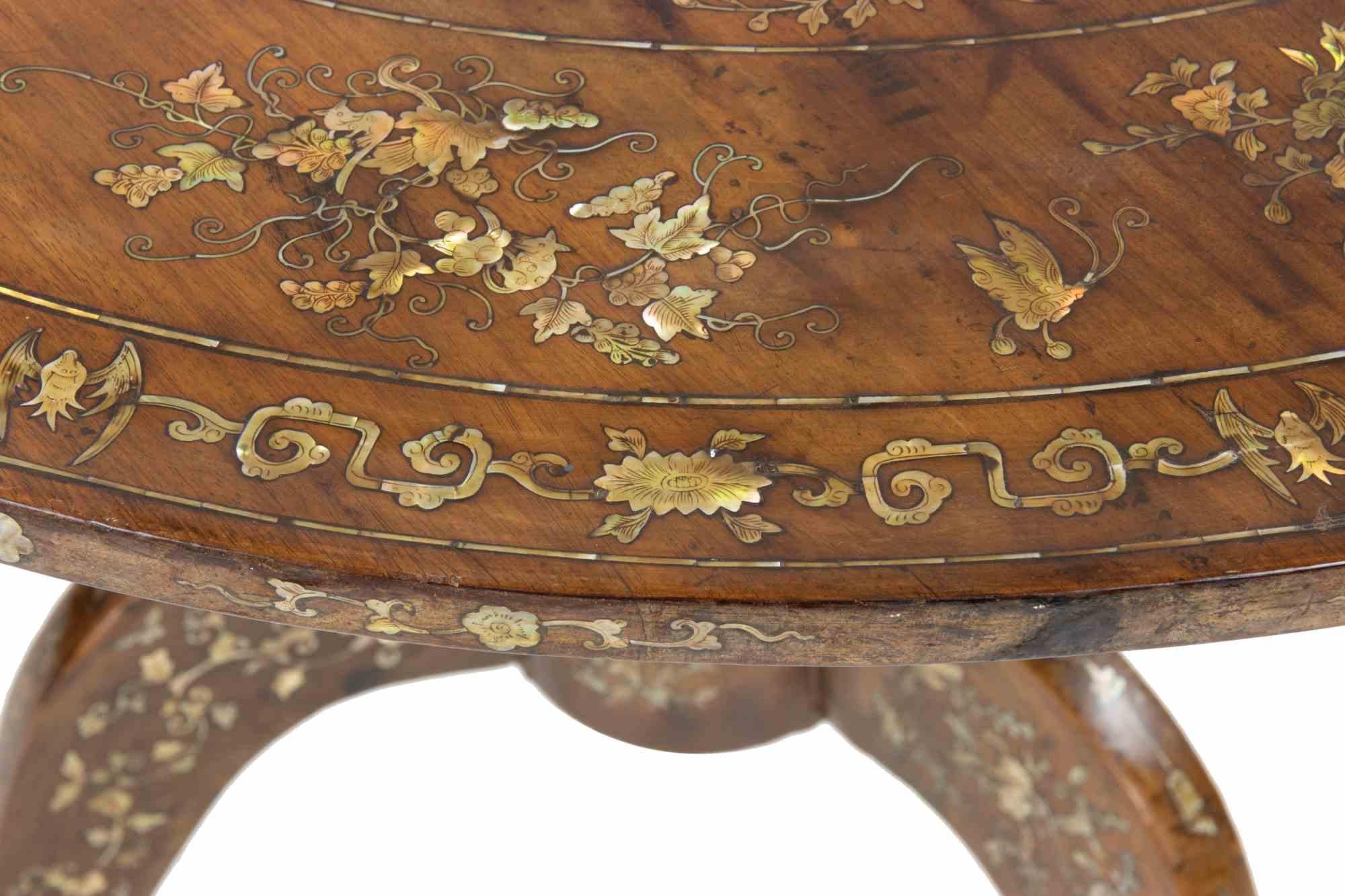 Table orientale en noyer et nacre, 19e siècle 3