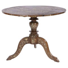 Table orientale en noyer et nacre, 19e siècle