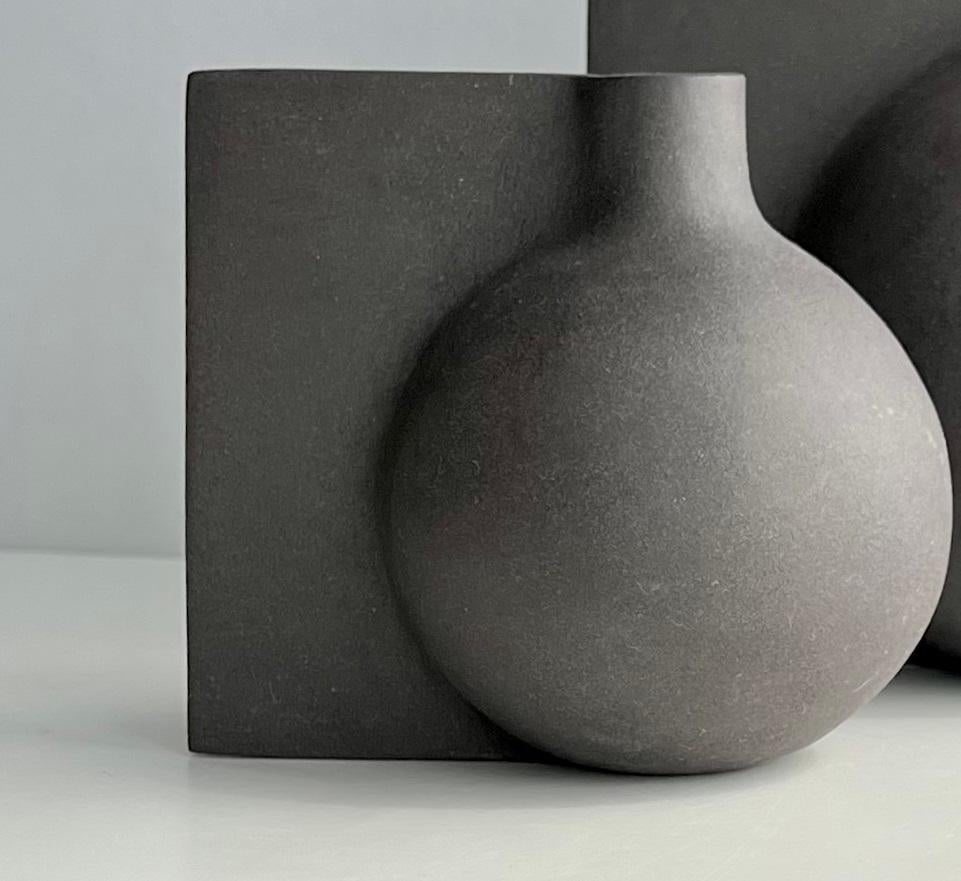 Petit récipient sculptural de Karin Amdal
Unique en son genre.
Dimensions : D 10 x L 10 x H 12 cm.
MATERIAL : Céramique/argile gréseuse.

Disponible en deux tailles différentes. Les pièces sont faites à la main, uniques, et les tailles peuvent