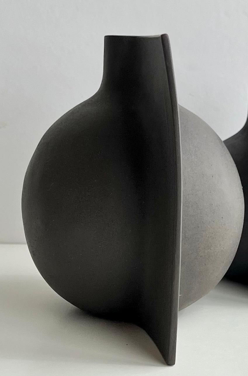 Vasija escultórica de vela de Karin Amdal
Único en su especie.
Dimensiones: P 16 x An 13 x Al 15 cm.
Materiales: Cerámica/arcilla de gres.

Disponible en dos tamaños diferentes. Las piezas están hechas a mano, son únicas y los tamaños pueden variar