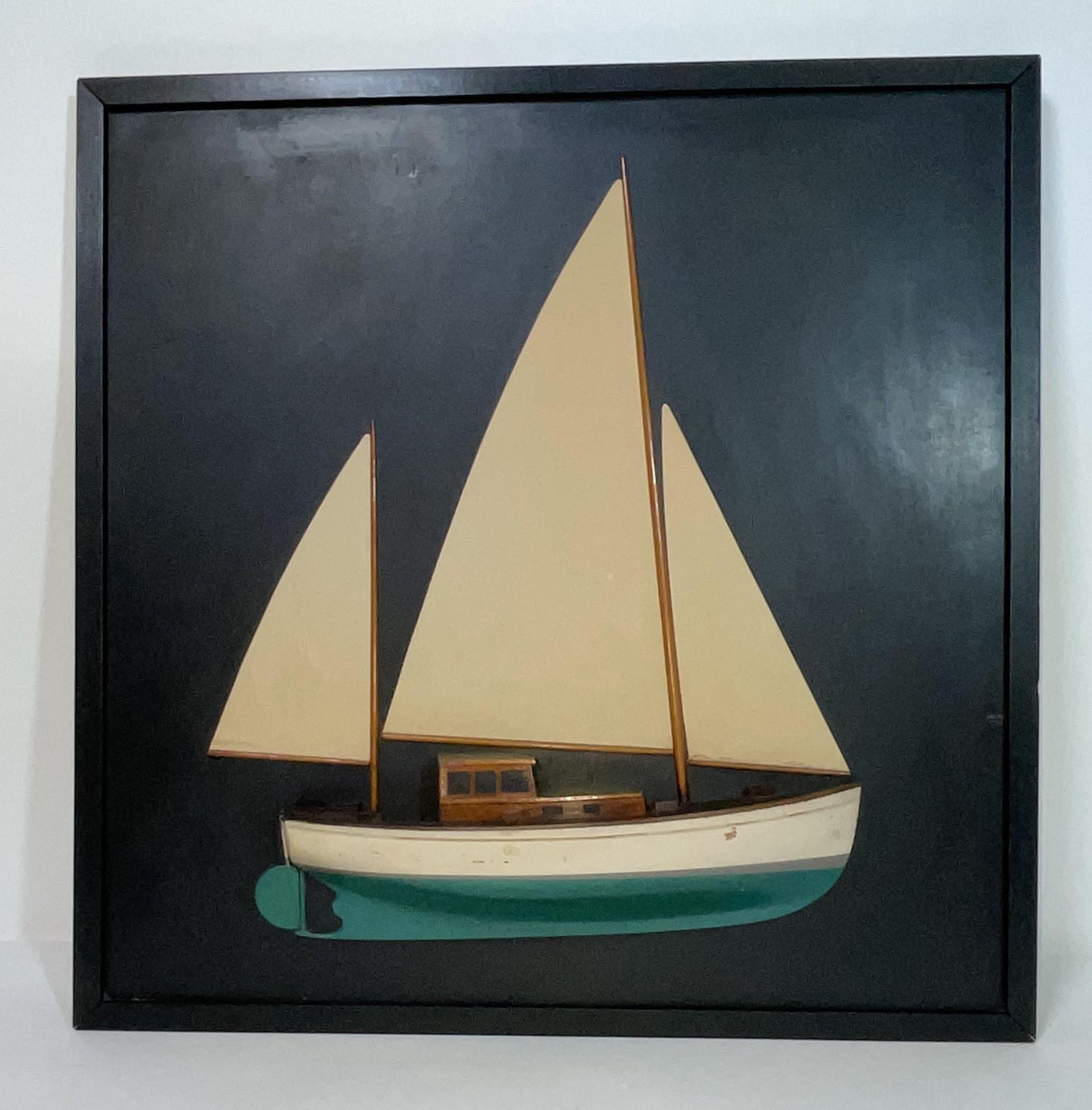 Demi-modèle ancien d'un voilier avec des voiles en bois sculpté, monté sur un panneau arrière. Ketch à voile motorisé avec cabine, cockpit immergé et deux mâts gréés en Marconi. La coque est peinte en blanc sur fond vert. Finition vieillie.

Poids :