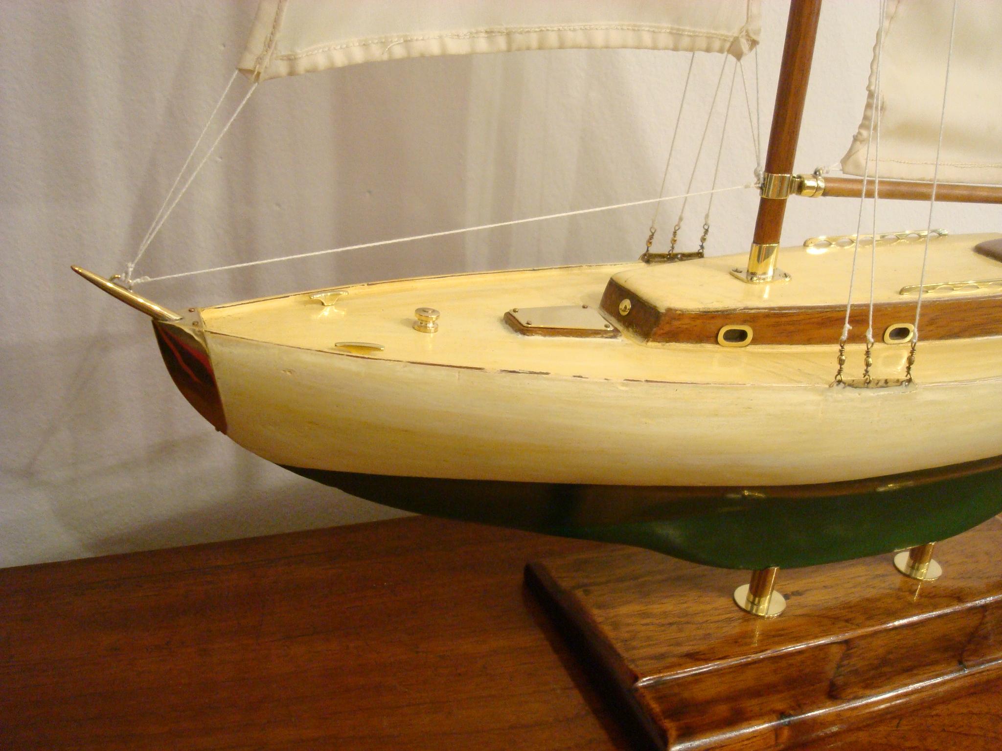 Segelbootmodell, bemalter Holzgehäuse, 1930er Jahre im Angebot 3