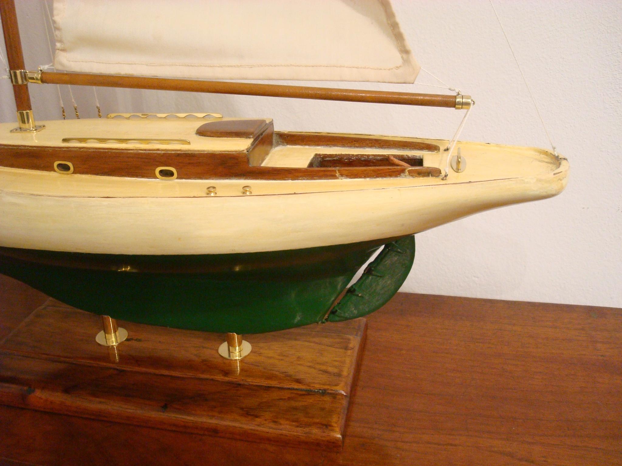 Segelbootmodell, bemalter Holzgehäuse, 1930er Jahre im Angebot 4