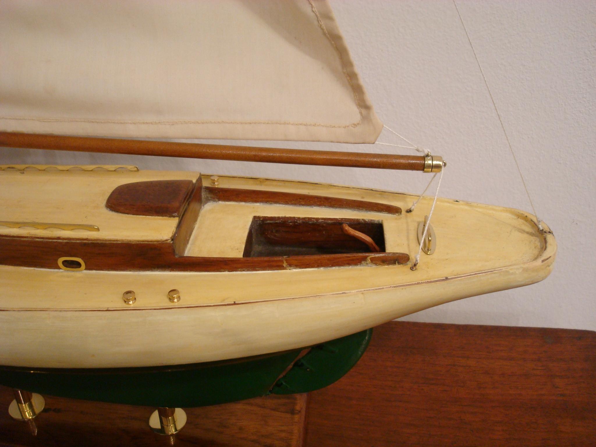 Segelbootmodell, bemalter Holzgehäuse, 1930er Jahre im Angebot 5