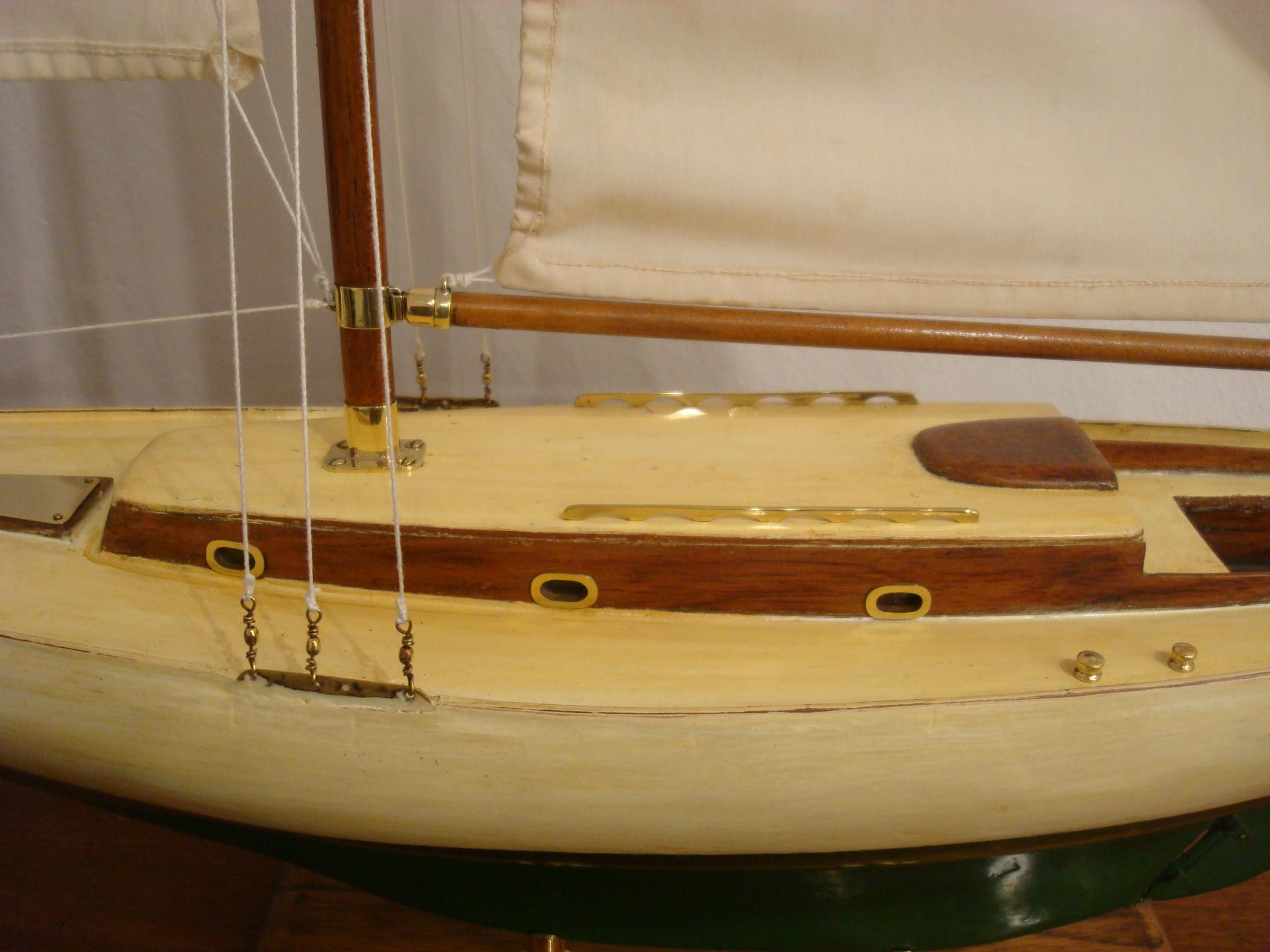 Segelbootmodell, bemalter Holzgehäuse, 1930er Jahre im Angebot 6