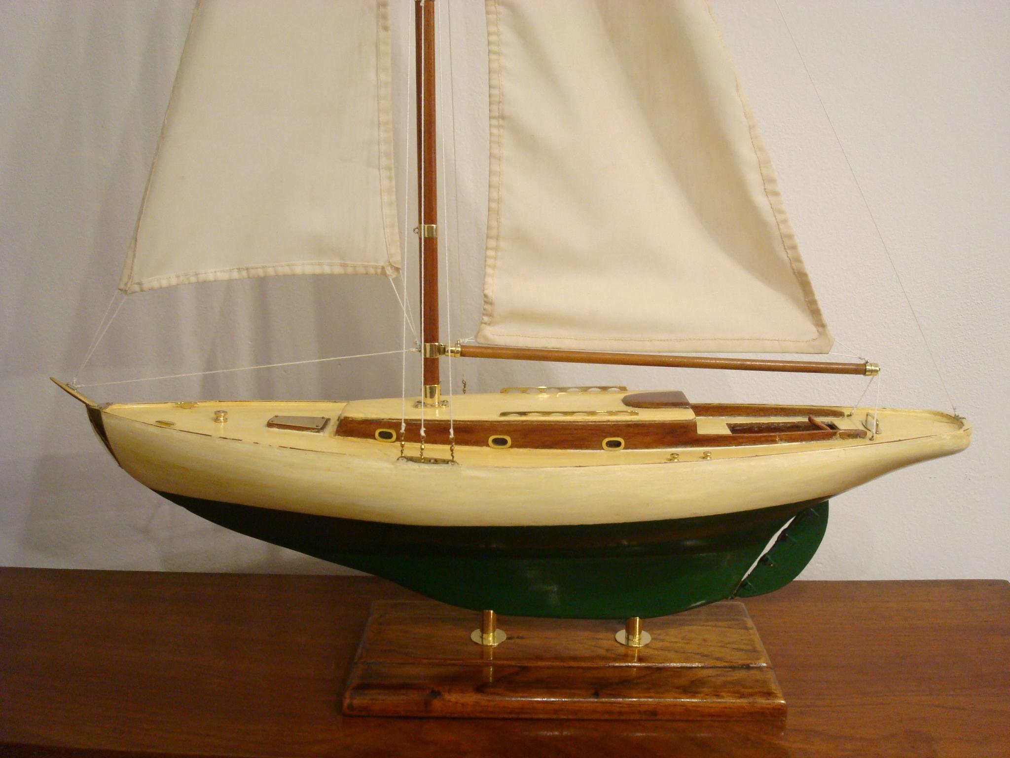 Segelbootmodell, bemalter Holzgehäuse, 1930er Jahre (Art déco) im Angebot