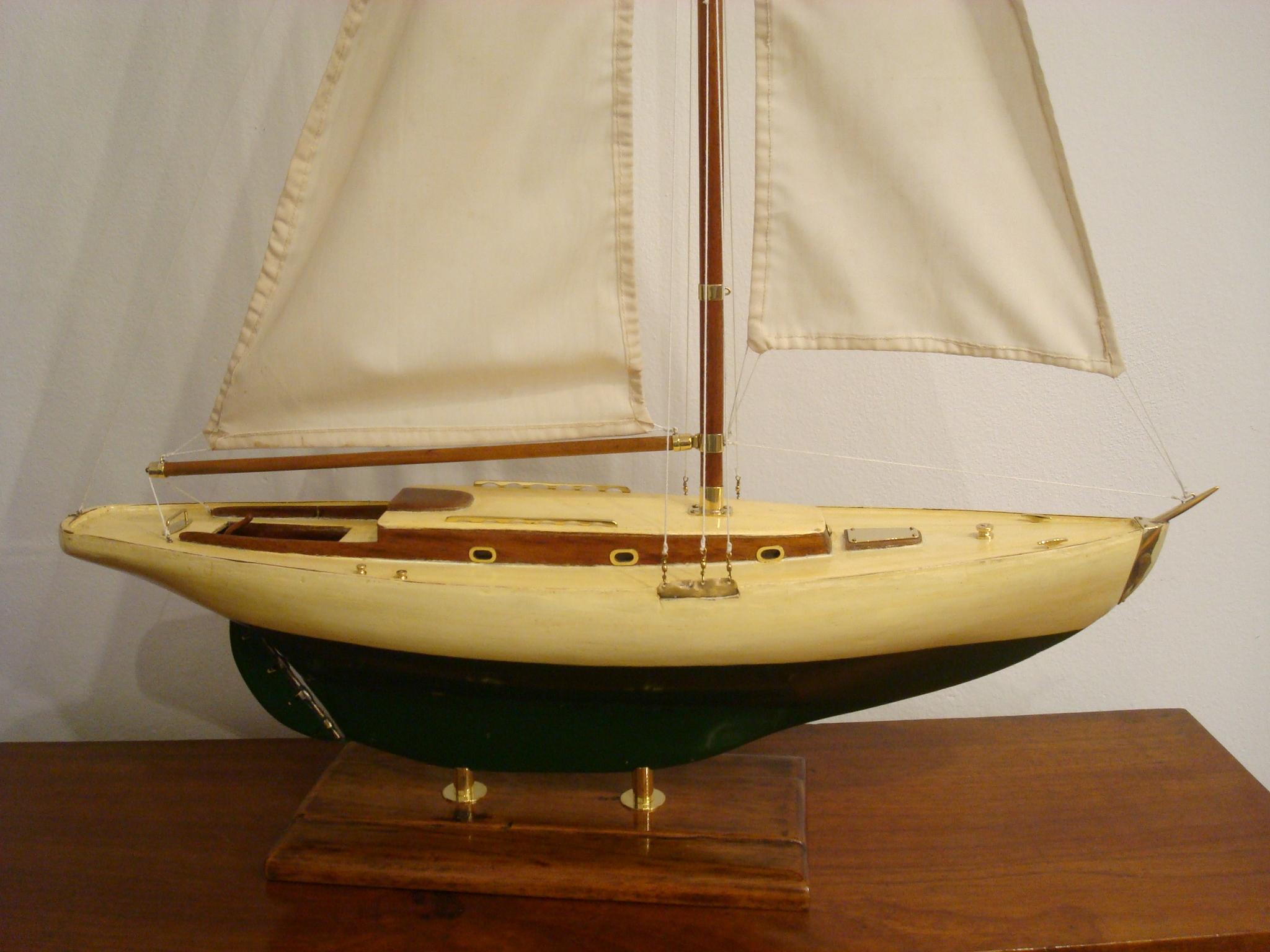Segelbootmodell, bemalter Holzgehäuse, 1930er Jahre (Unbekannt) im Angebot