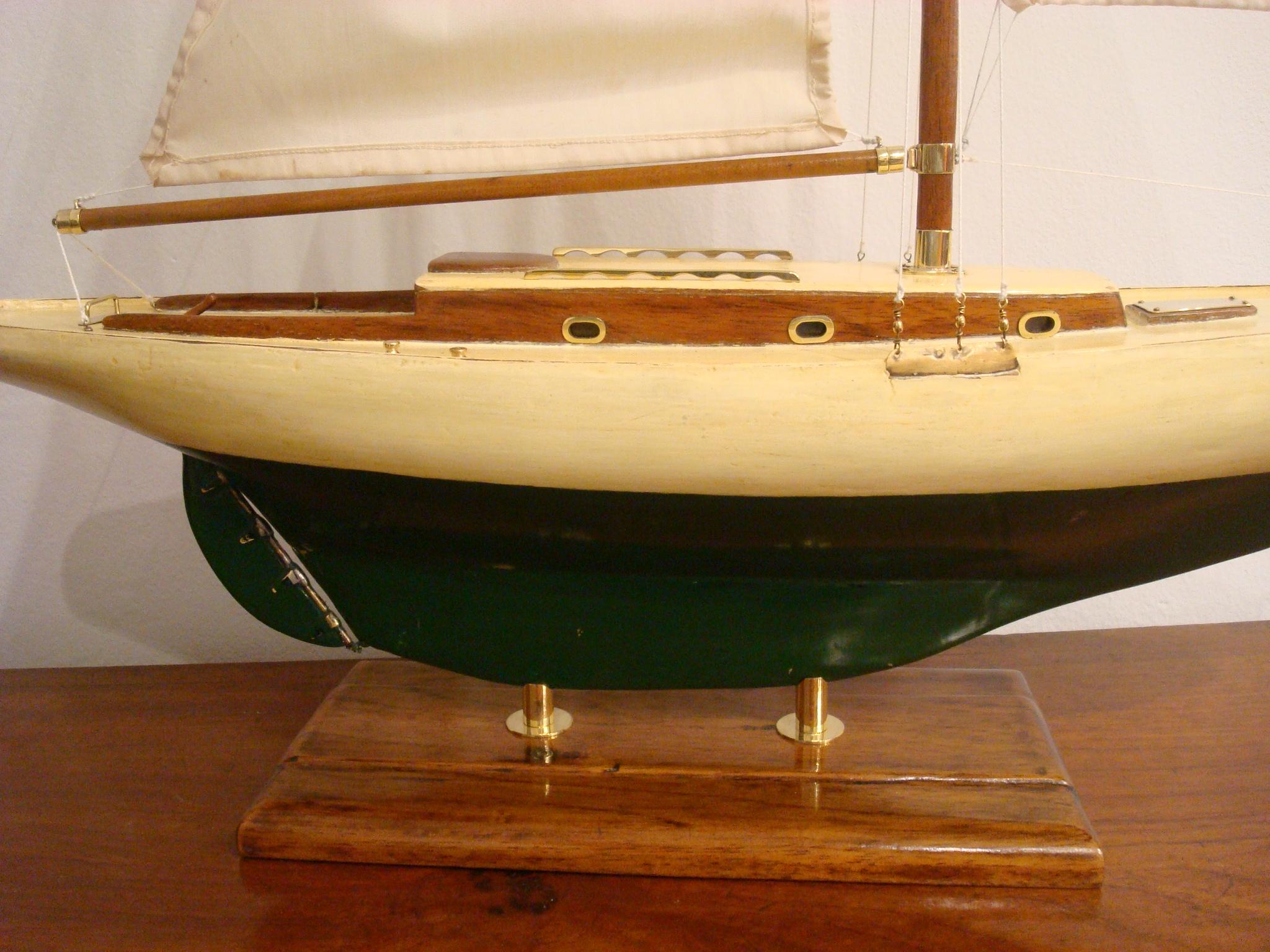 Segelbootmodell, bemalter Holzgehäuse, 1930er Jahre (Handbemalt) im Angebot