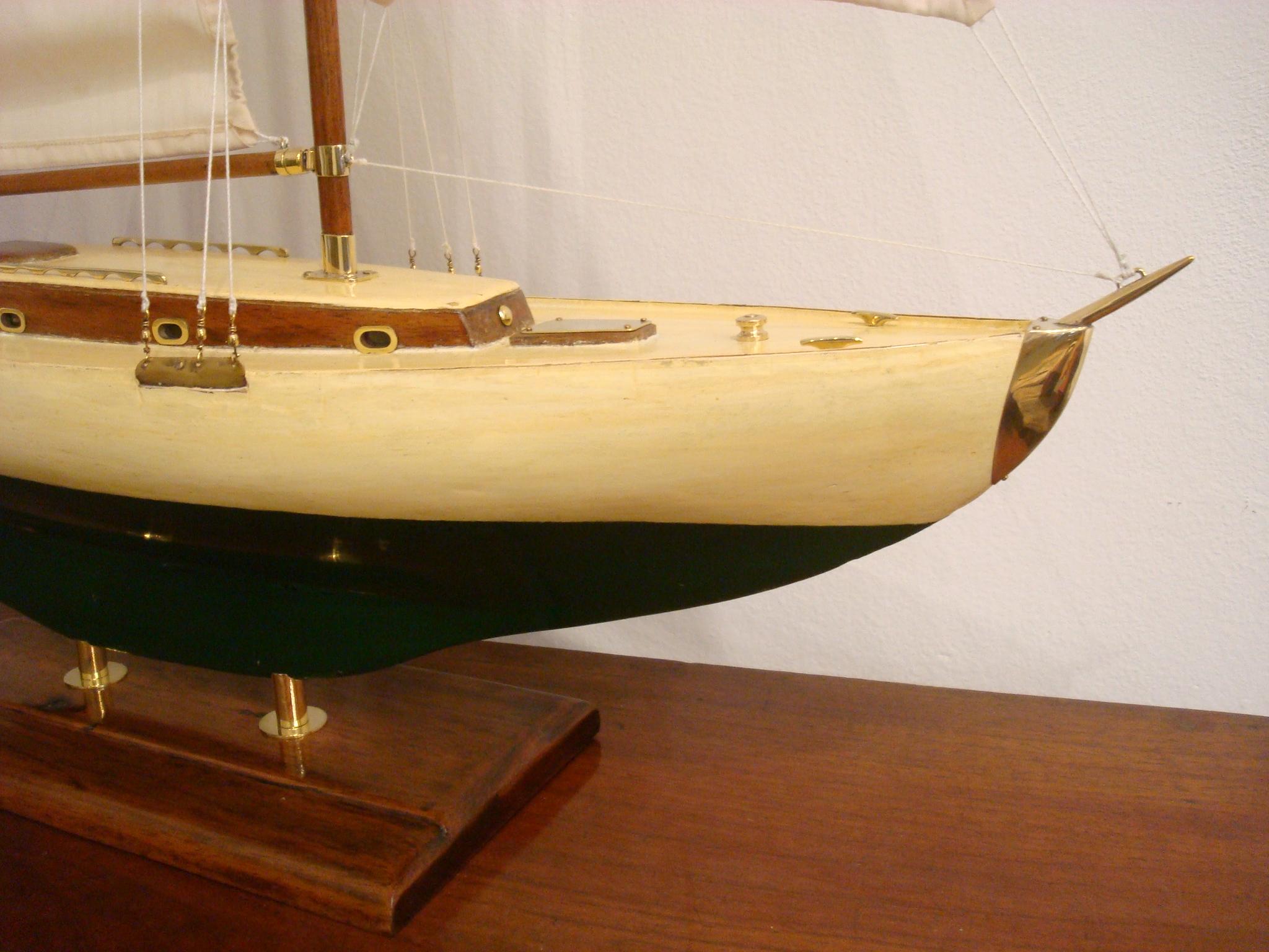 Segelbootmodell, bemalter Holzgehäuse, 1930er Jahre im Zustand „Gut“ im Angebot in Buenos Aires, Olivos