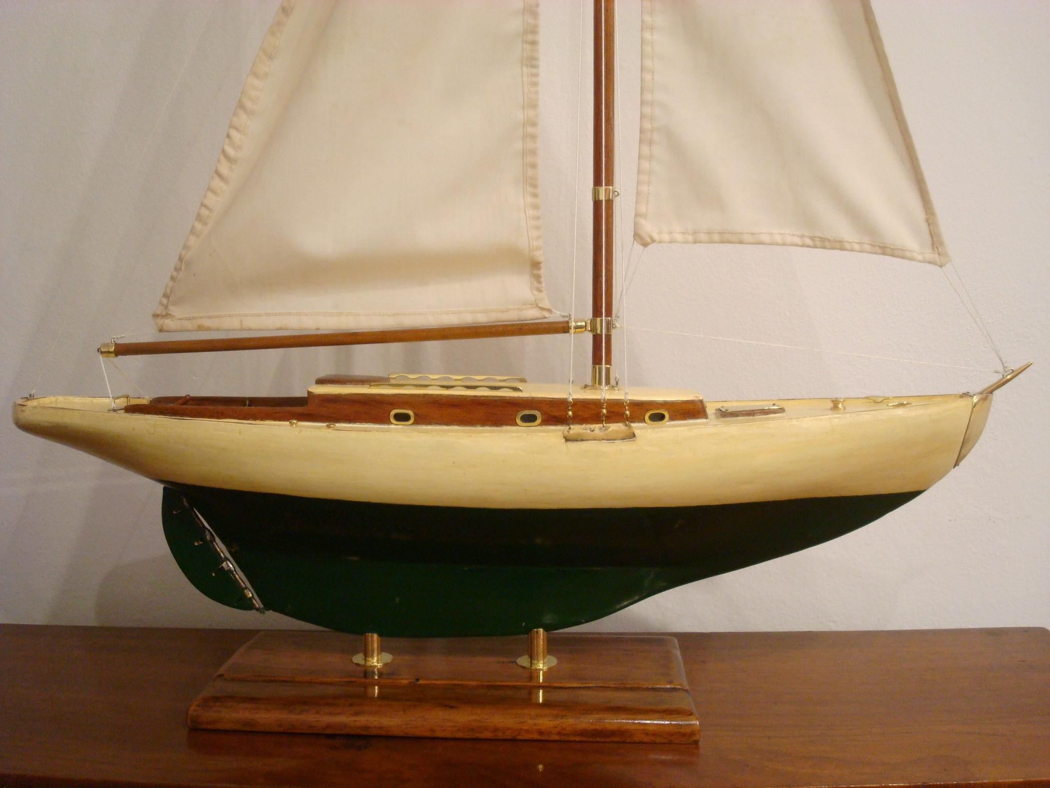 Sailboat Model, Painted Wood Body, 1930s In Good Condition For Sale In Buenos Aires, Olivos