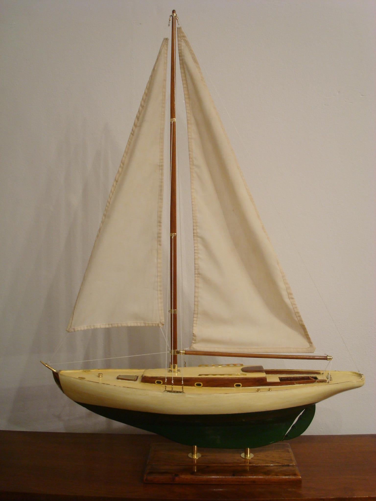 Segelbootmodell, bemalter Holzgehäuse, 1930er Jahre im Angebot 1