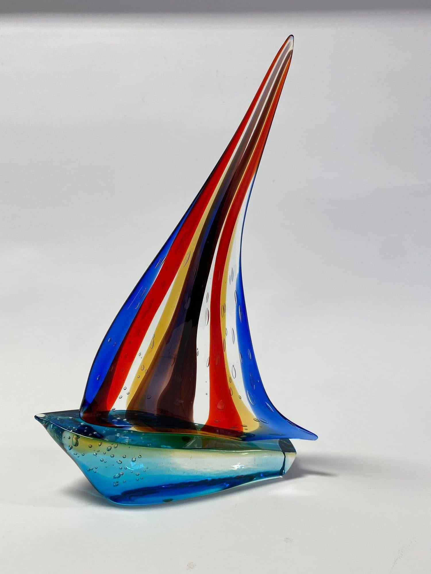 Espectacular escultura de velero de cristal de Murano con pegatina de la marca Vetro Artistico®Murano y firmada por Sergio Costantini.