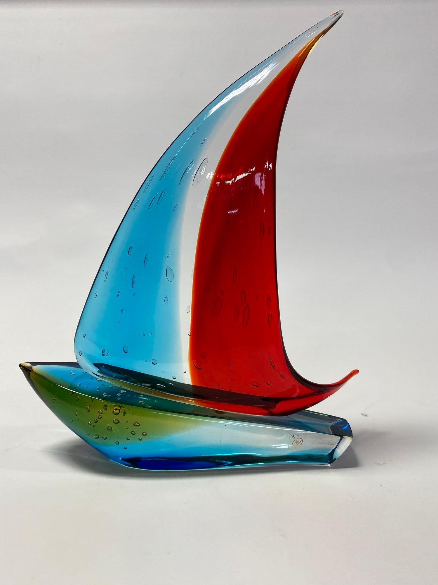 Spektakuläre Segelbootskulptur aus Murano-Glas mit Aufkleber der Marke Vetro Artistico®Murano und Signatur Sergio Costantini.
