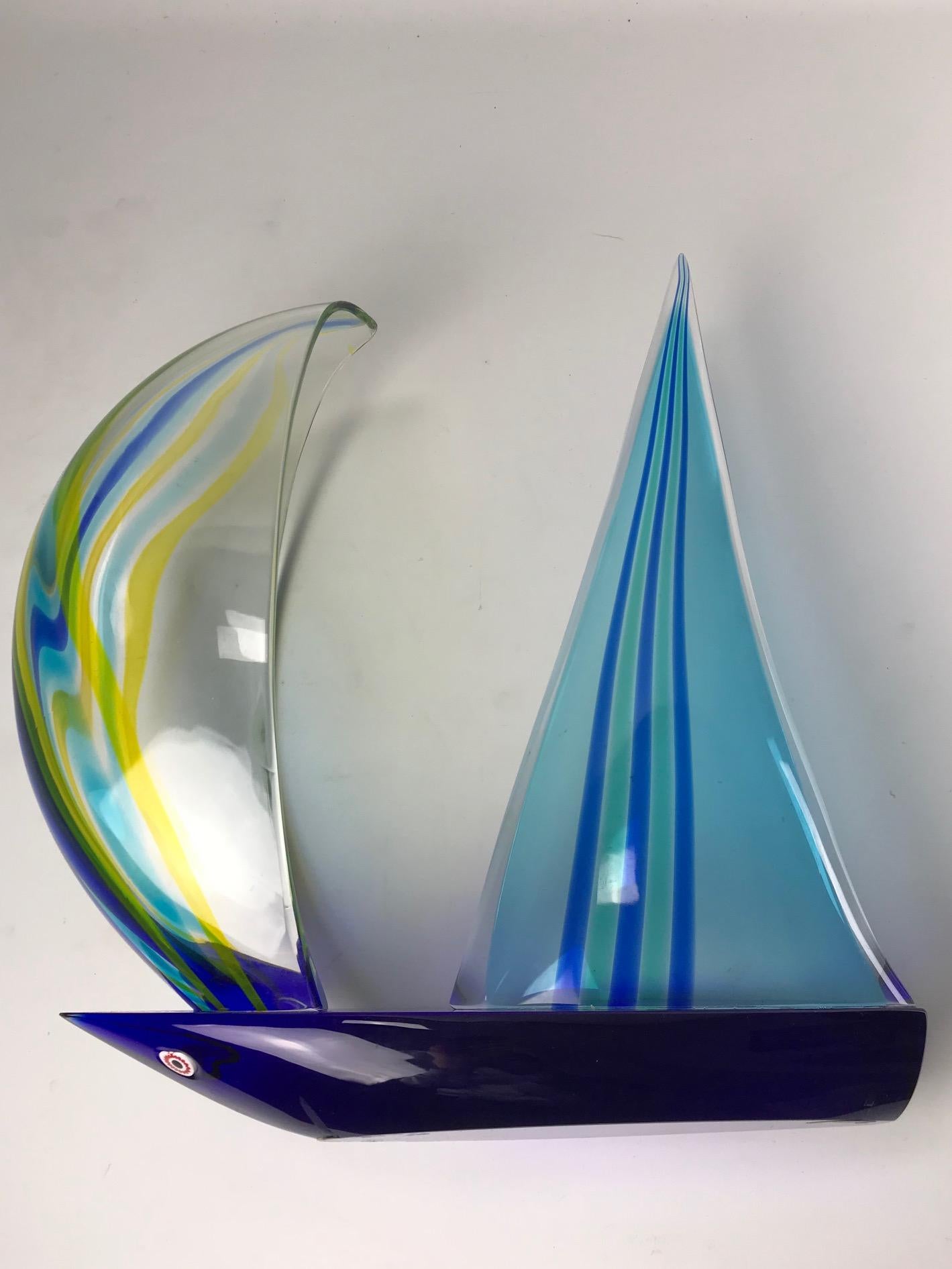 Bellissima scultura in vetro di Murano progettata e realizzata da Alberto Donà in Italia negli anni '80.

Questa barca a vela in vetro è soffiata a mano e realizzata nei colori blu e giallo.

Lavoriamo con imballatori e spedizionieri professionisti,