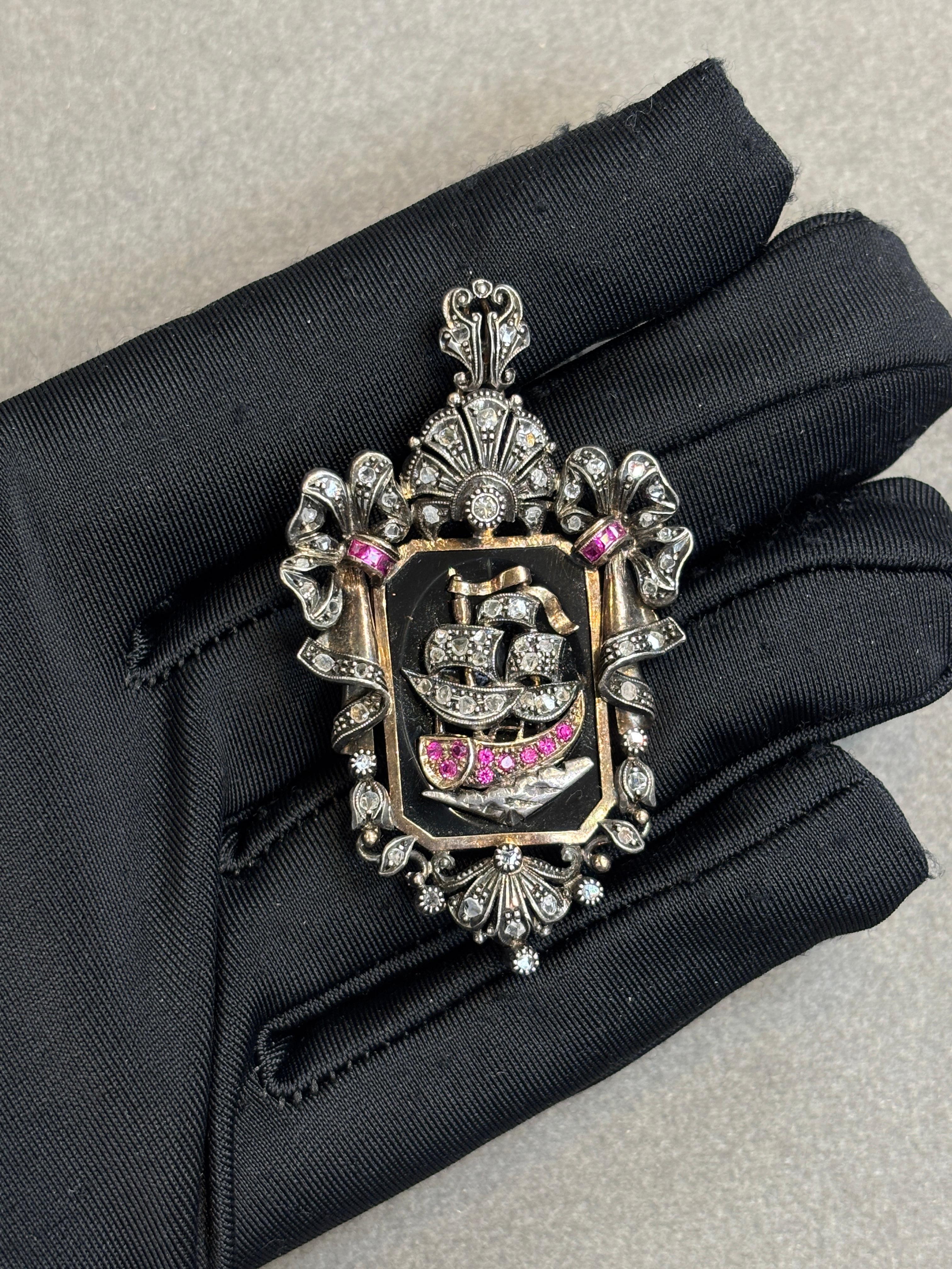 Broche voilier

Broche avec un voilier en diamant et rubis sur un panneau en onyx noir, encadré de diamants taillés et de rubis supplémentaires. 

Peut être porté en broche ou en pendentif. 

Hauteur approximative : 2,25 pouces
Type de métal : or