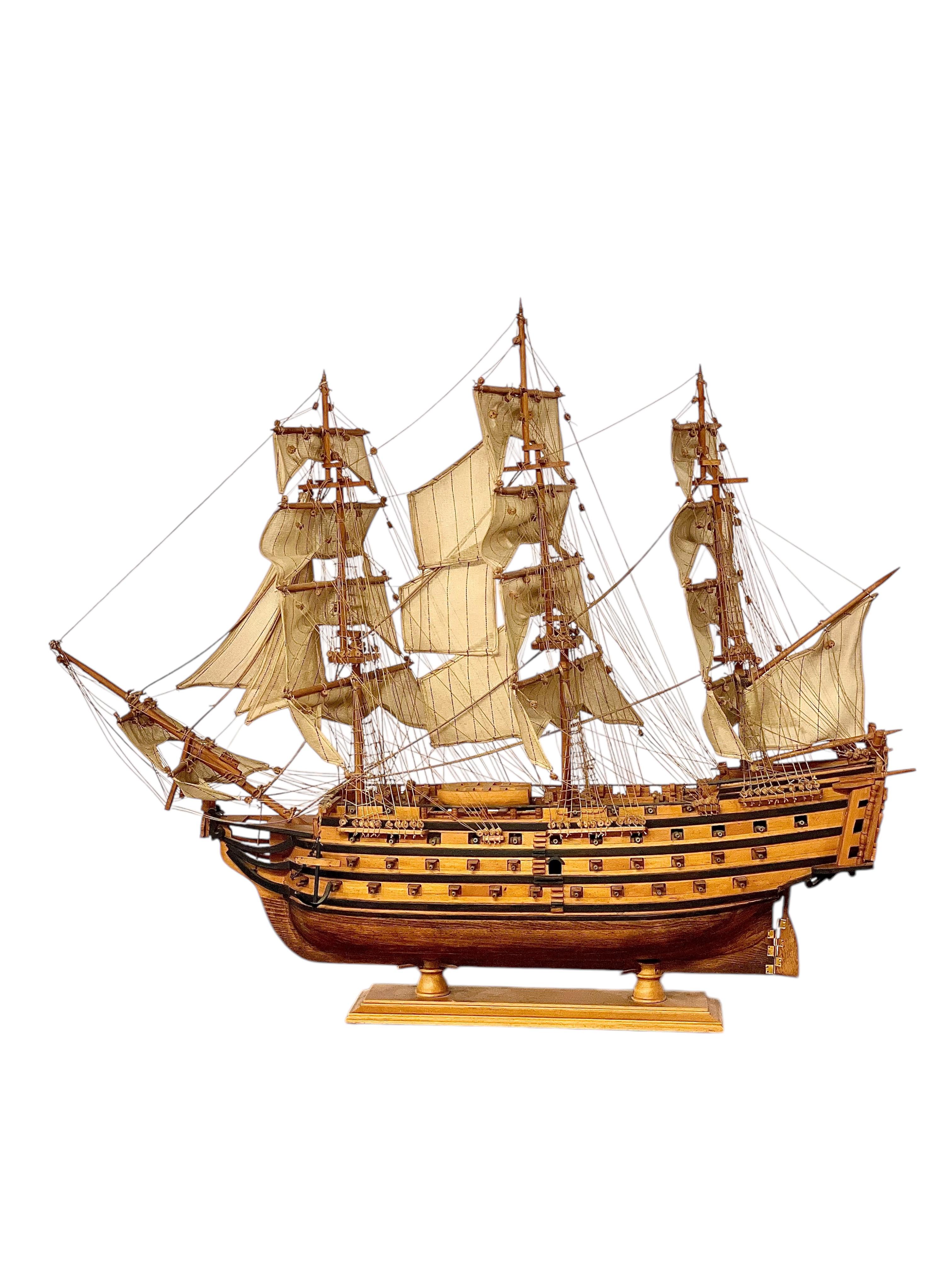 
Magnifique maquette en bois sculpté du HMS Victory, 1805
Cette exquise maquette de navire en bois du XXe siècle est une réplique étonnante de l'emblématique HMS Victory, le navire amiral de Lord Nelson lors de la bataille de Trafalgar en 1805.