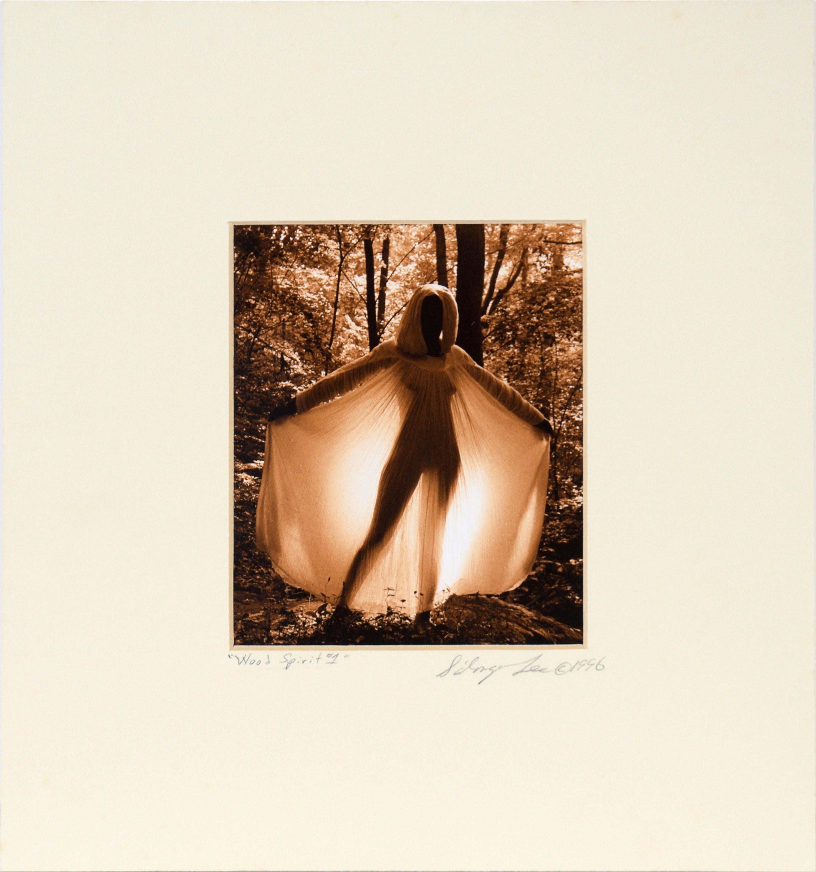 Sailong Lee Nude Photograph – „Wood Spirit #1“ – Figurative Sepia-Fotografie