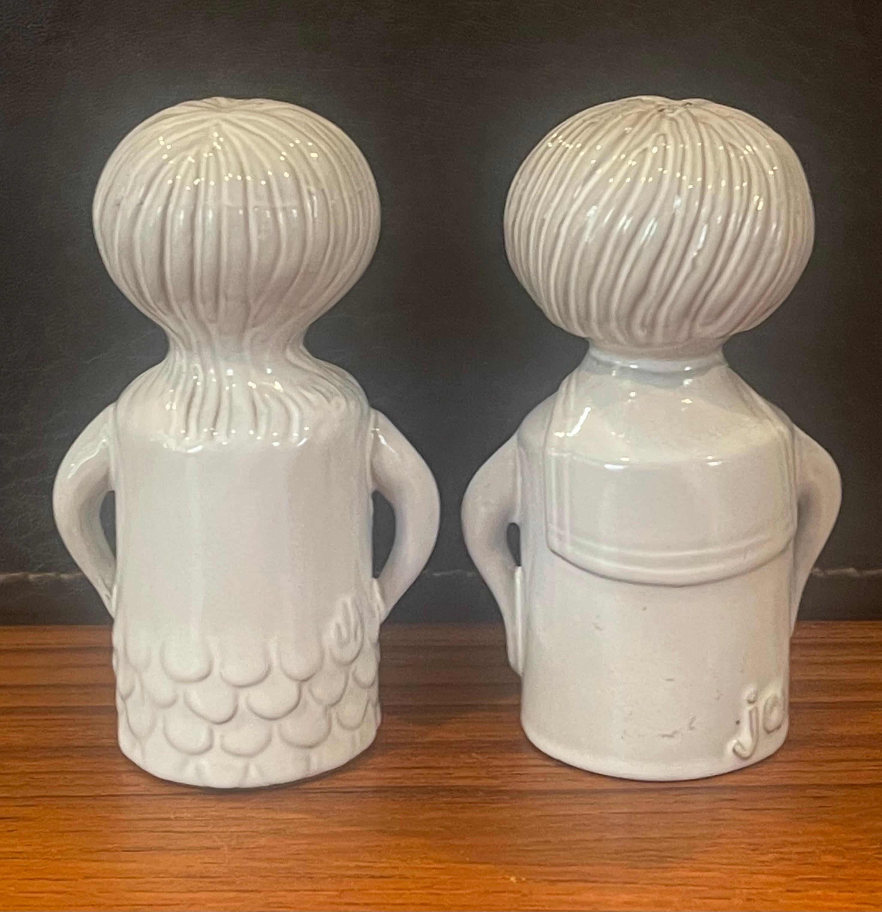 20ième siècle Salière et poivrière en céramique Sailor and Siren de Jonathan Adler en vente