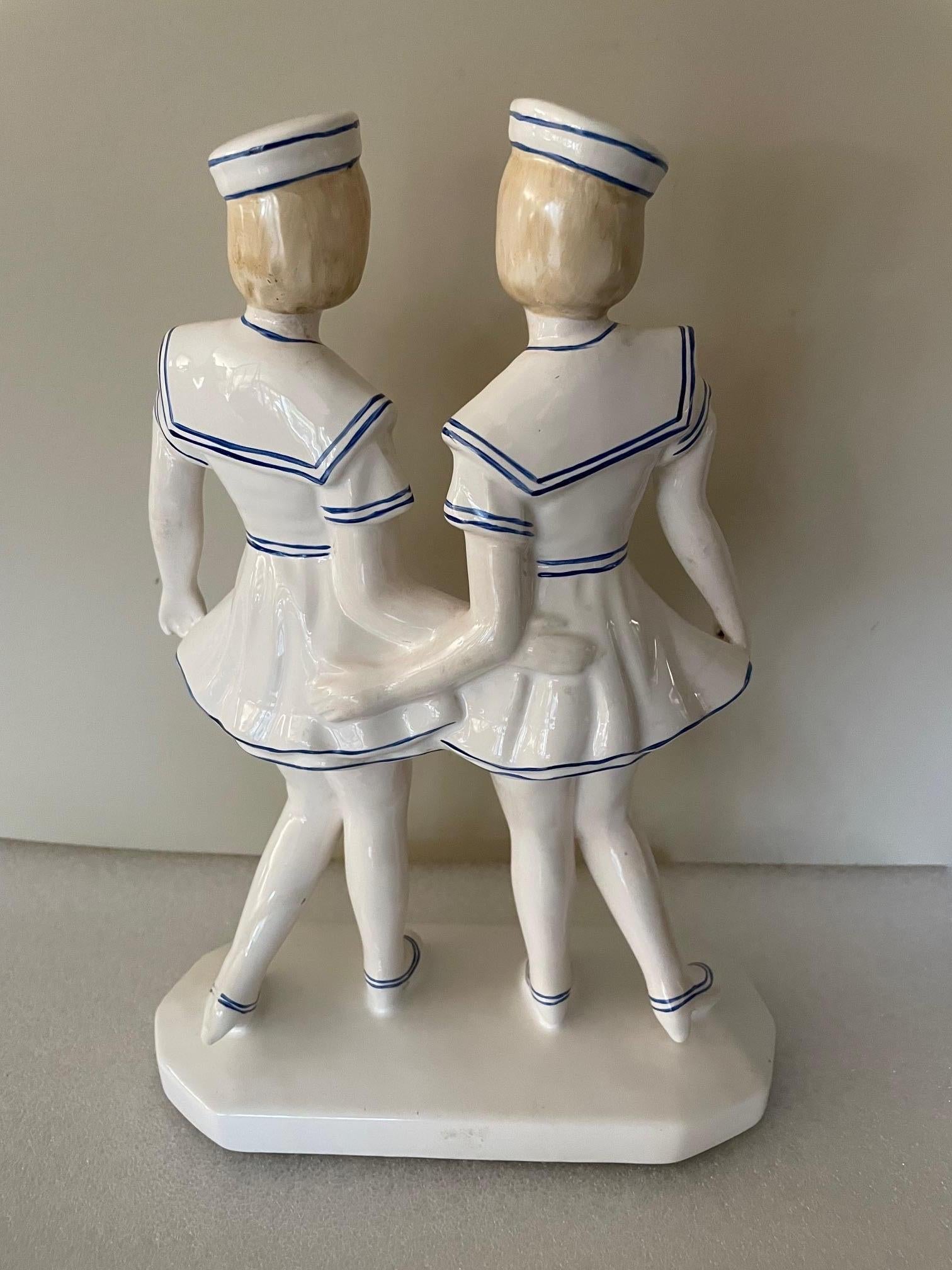 Estatuilla de marinero en loza de la época Art Déco, fabricada en Bélgica en los talleres Keralouve.
Muy alto y en buen estado.
