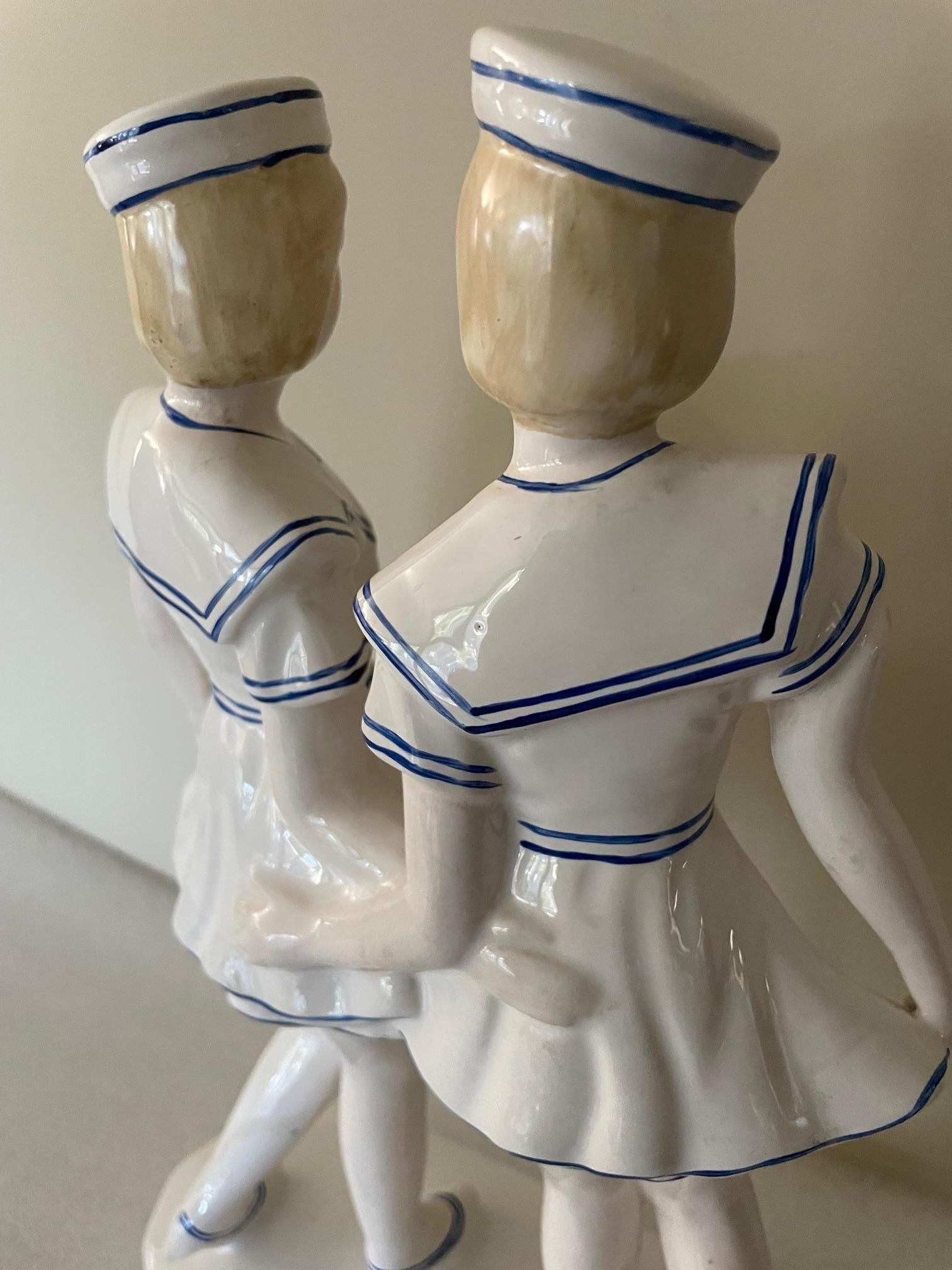 Estatuilla de marinero en loza Art Decó en venta