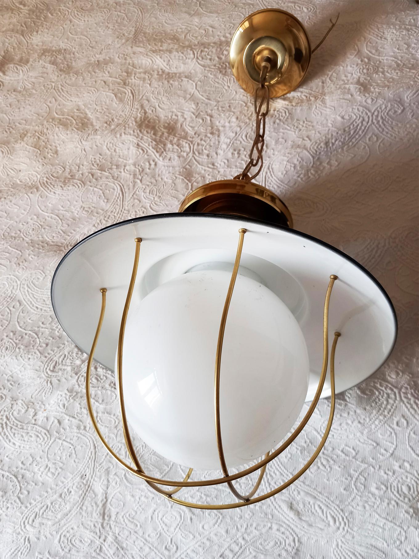 Italienischer Messing-Kronleuchter aus der Mitte des Jahrhunderts.
 Messinglampe im Seemannsstil Deckenlampe oder schwarz-goldene Laterne im Seemannsstil, hergestellt aus Messing und Glas.
Diese Lampe ist in ausgezeichnetem Zustand.

Kronleuchter