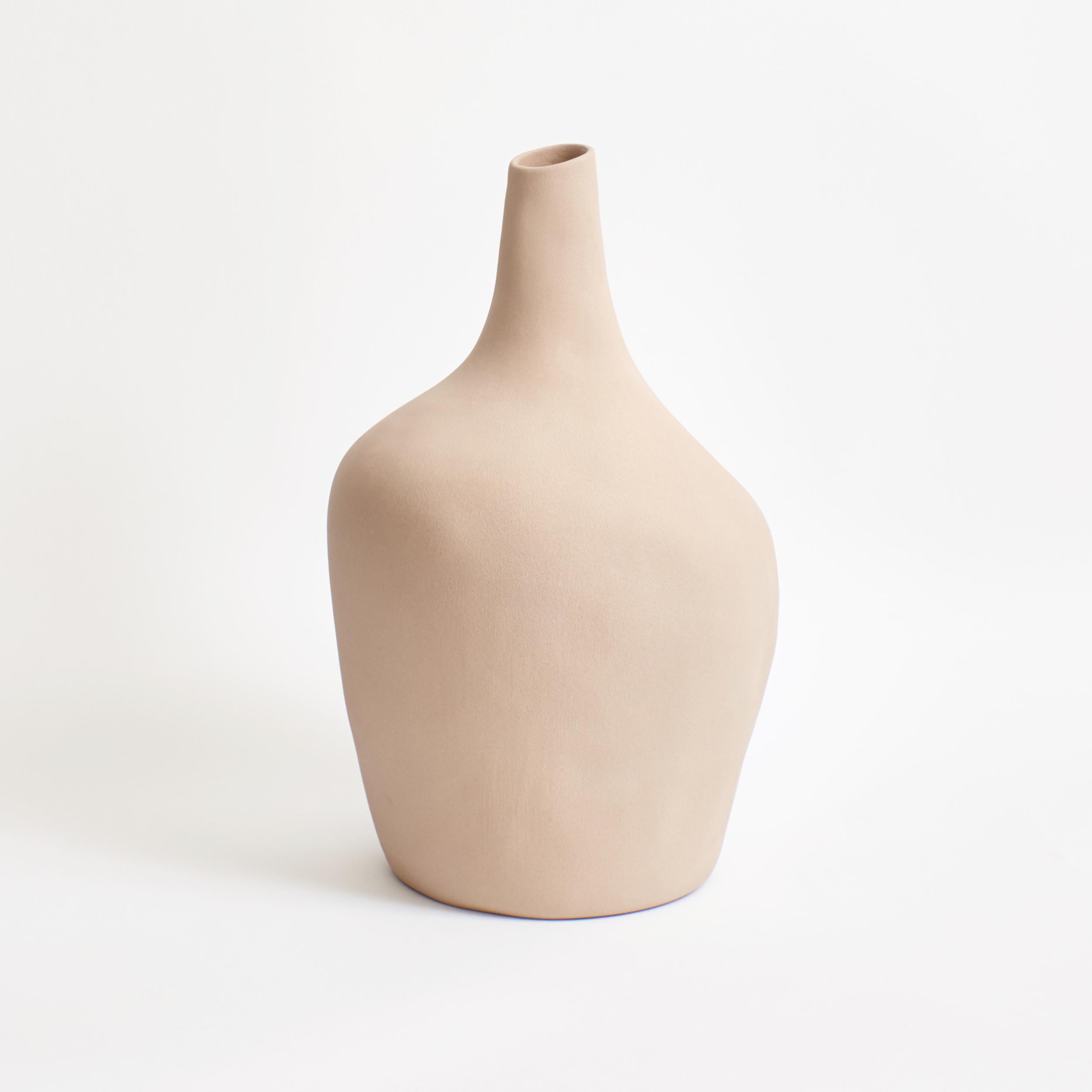 The Sailor vase by project 213A has been designed in 2020 and was launched in 2021.
This glaze has a rough almost sandy texture and comes in a soft beige oat colour
Handmade in Portugal by local craftsmen.
This stoneware vase is sculpted by hand