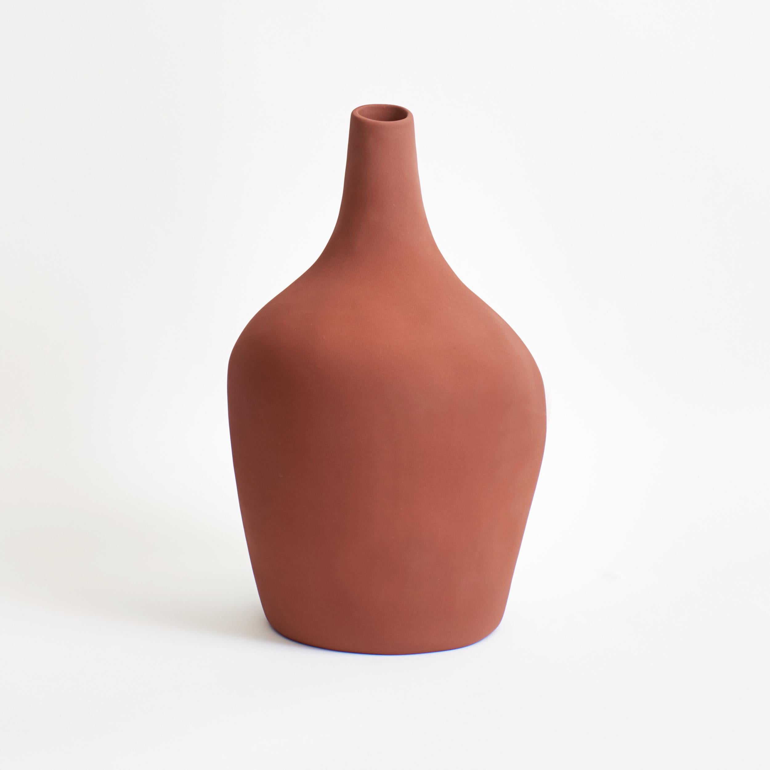 The Sailor vase by project 213A has been designed in 2020 and was launched in 2021.
This glaze has a rough almost sandy texture and comes in a soft brick colour
Handmade in Portugal by local craftsmen.
This stoneware vase is sculpted by hand and