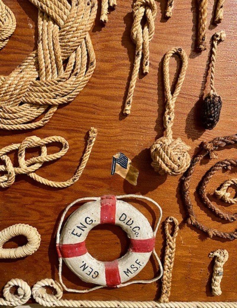 Tabla de nudos de arte popular marinero, hacia 1940 Anudado a mano en venta