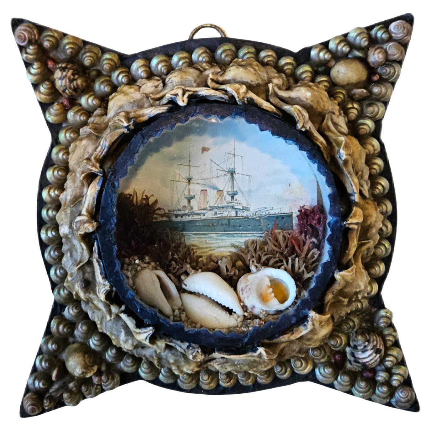 Recuerdos de marinero: Diorama Edwardian Shellwork Valentine 🐚
________________________________________
Se trata de un encantador e históricamente evocador diorama eduardiano de conchas, un ejemplo clásico del arte popular costero y un nostálgico