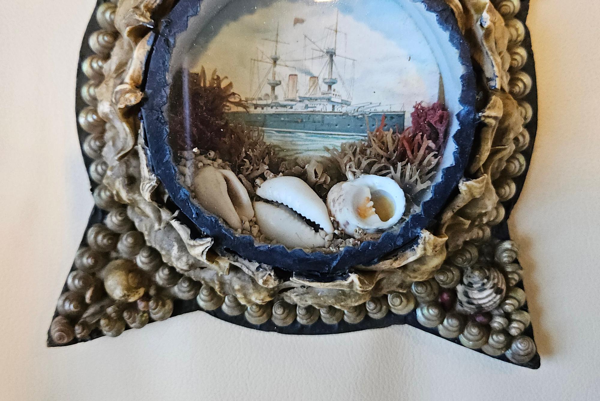 Sailor's Keepsake: Edwardian Shellwork Valentine Diorama of Ship siglo XIX en venta