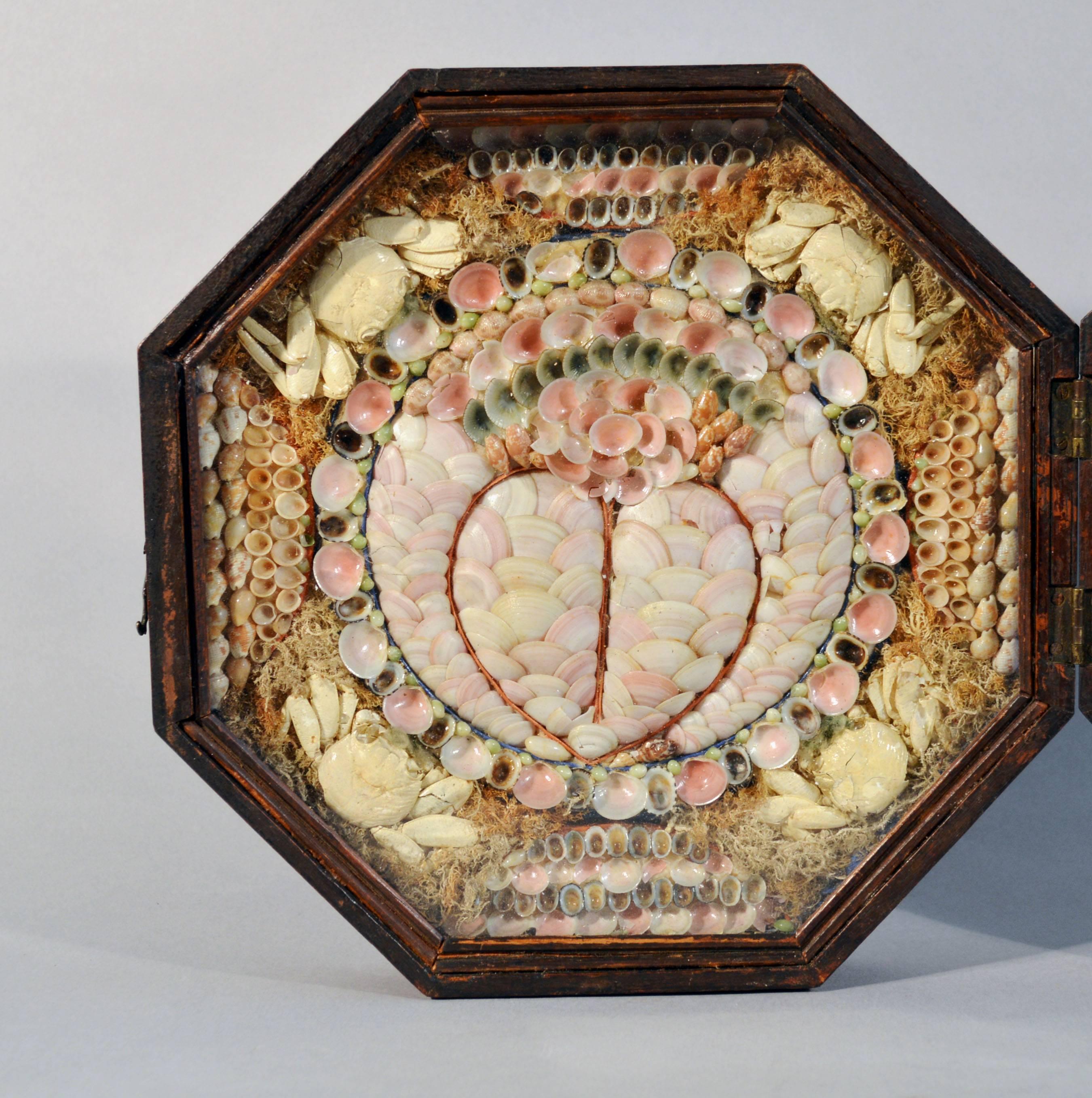 Sailor's valentine,
Remember me,
Barbados,
circa 1885.

The double sailor's valentine is composed of seashells in different colors. The left panel has a heart to the centre and crab shells to the four corners. The right panel has the motto