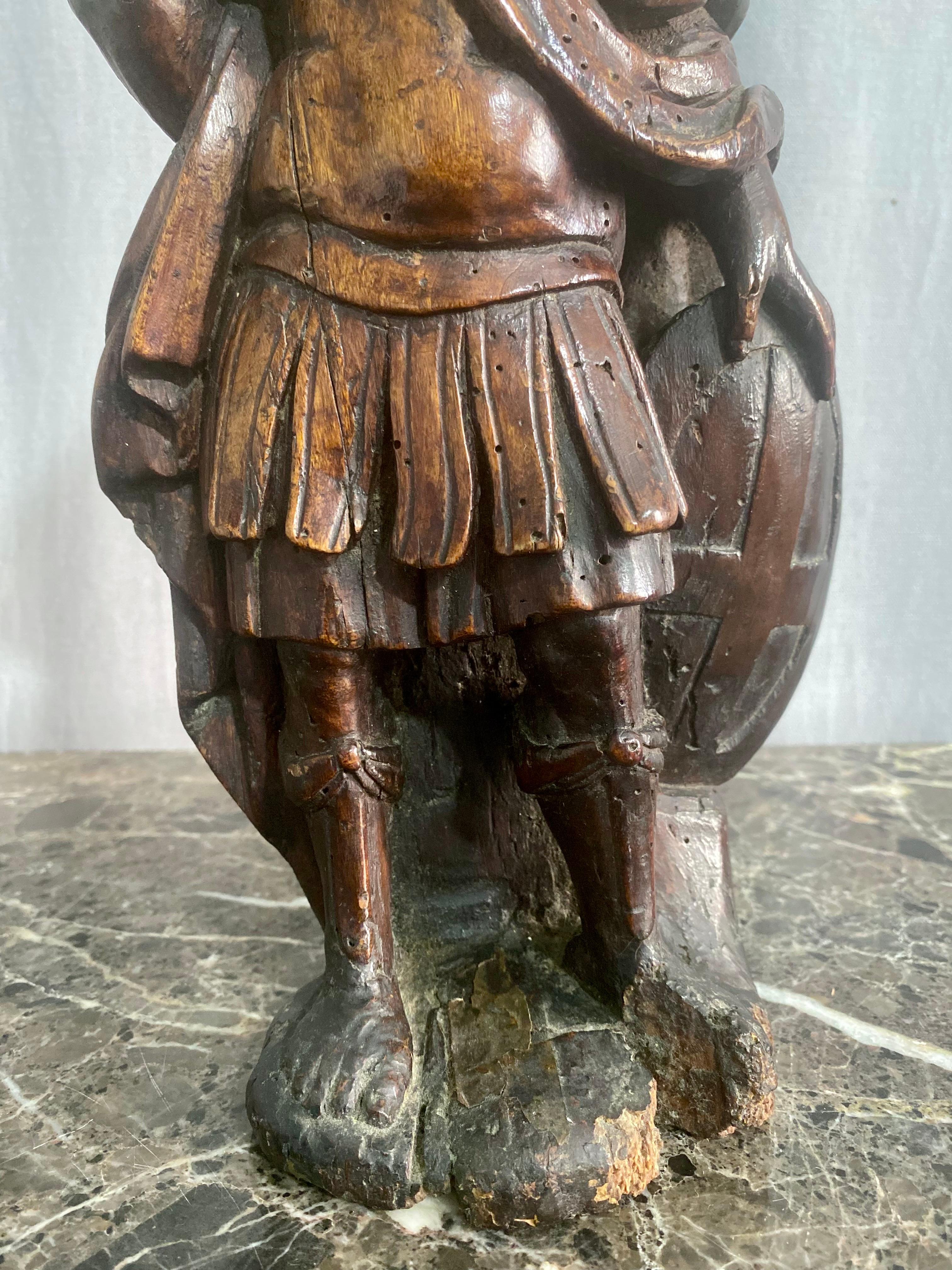 Sant'Adrian - Scultura in legno intagliato di scuola francese del XVII secolo in vendita 3
