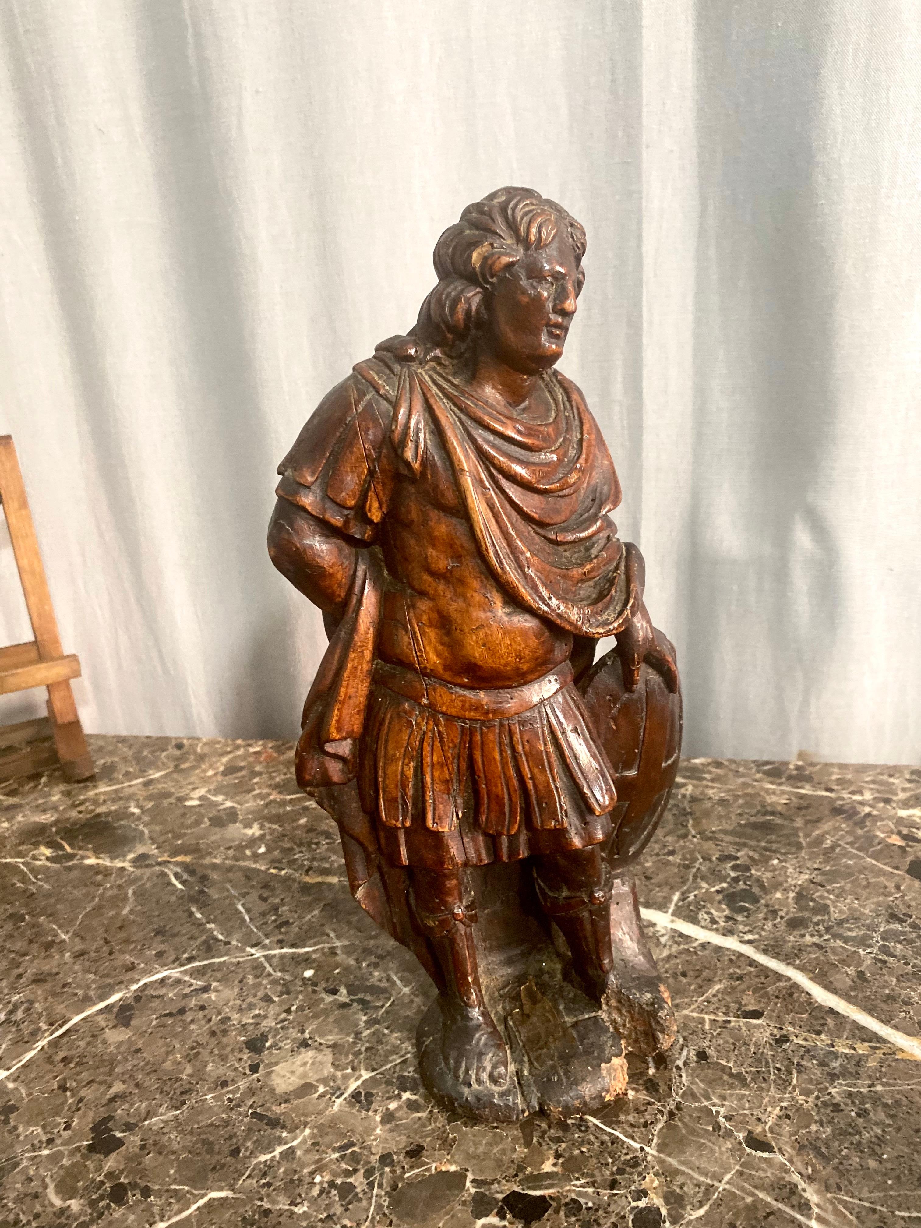 Intagliato a mano Sant'Adrian - Scultura in legno intagliato di scuola francese del XVII secolo in vendita