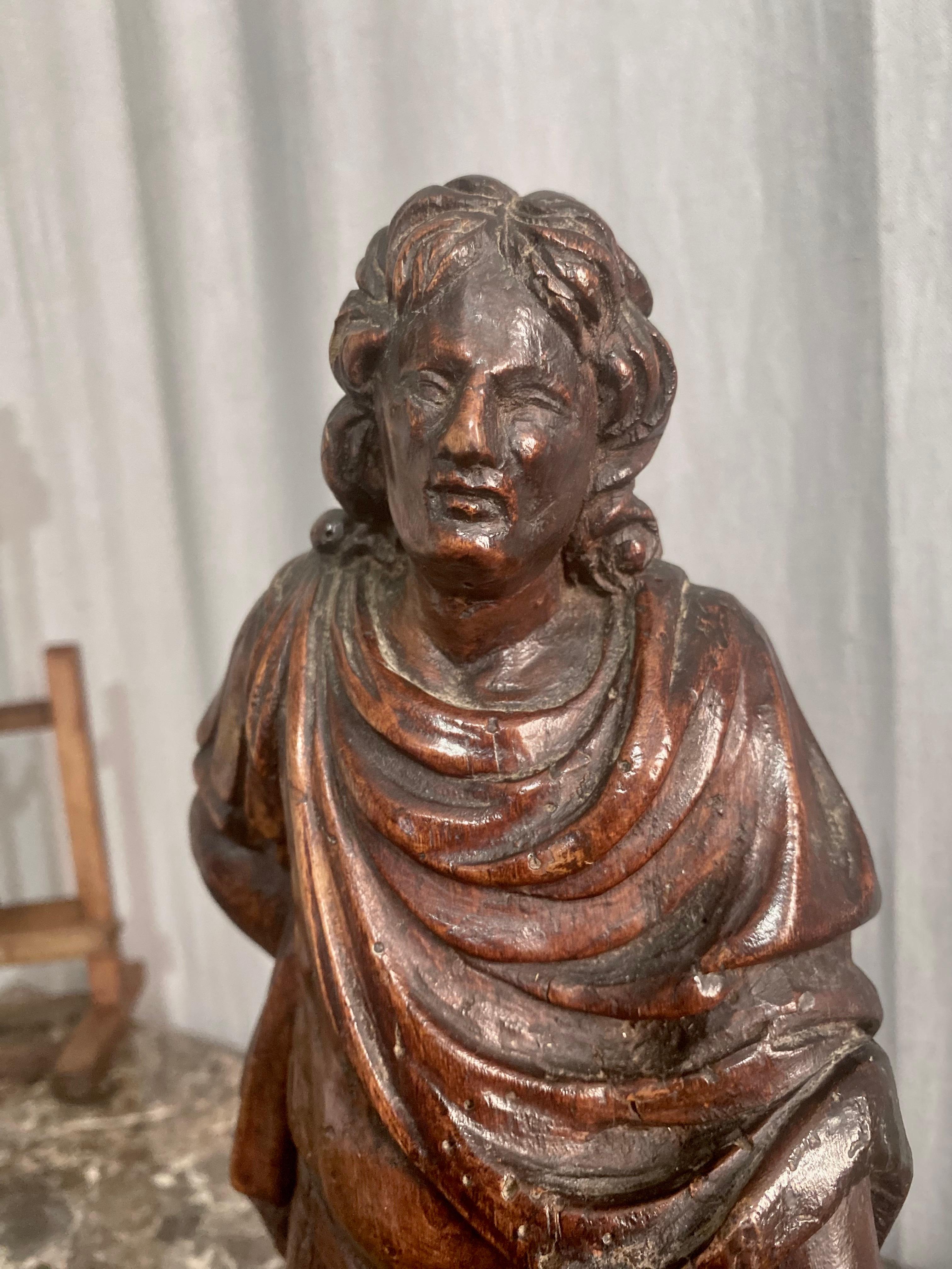 Sant'Adrian - Scultura in legno intagliato di scuola francese del XVII secolo in vendita 1