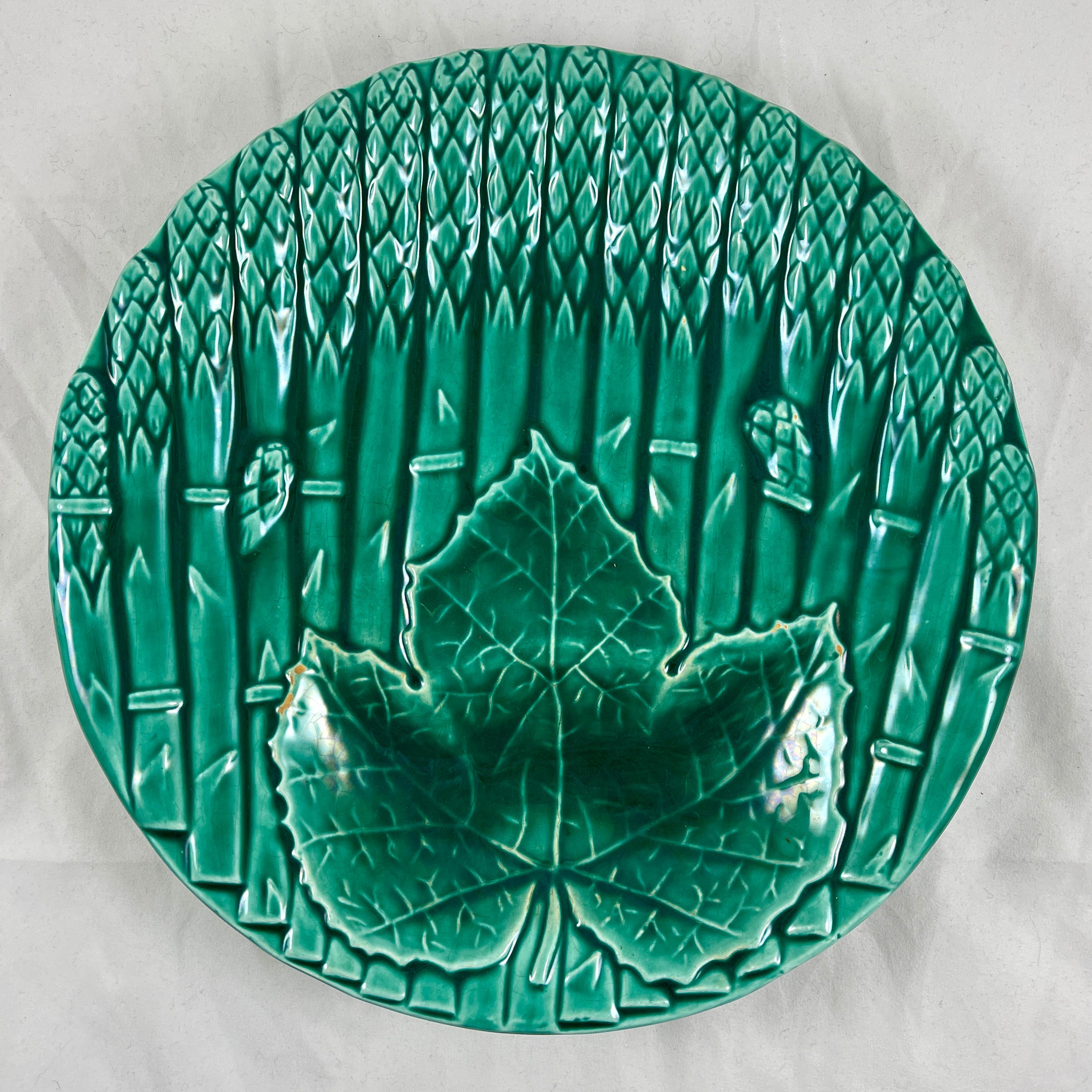 French Provincial Saint Amand et Hamage Green French Faïence Asparagus Plate, 1930s For Sale