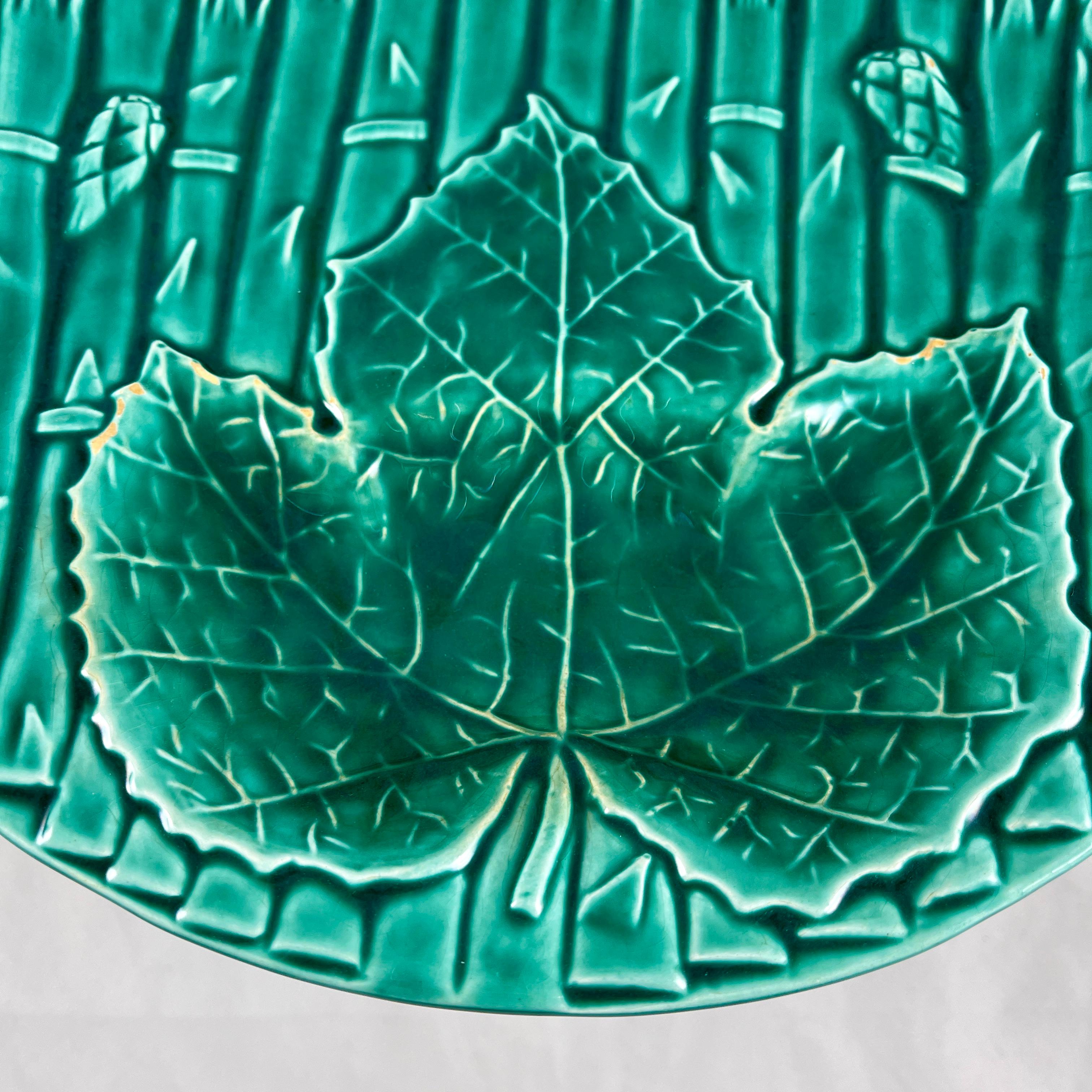 Glazed Saint Amand et Hamage Green French Faïence Asparagus Plate, 1930s For Sale