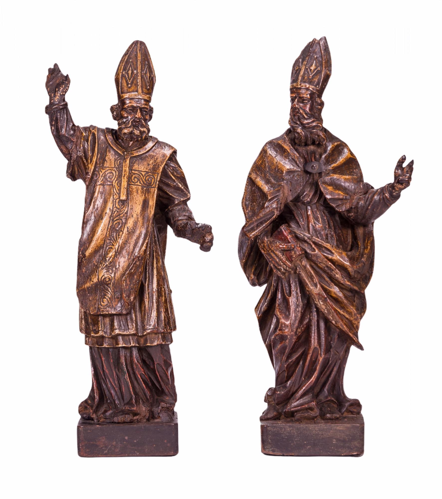 Zwei aus Holz geschnitzte Figuren aus dem 16. Jahrhundert, die den heiligen Ambrosius, Erzbischof von Mailand, und den heiligen Augustinus, Bischof von Hippo, darstellen, zwei der vier ursprünglichen Doktoren der Kirche.