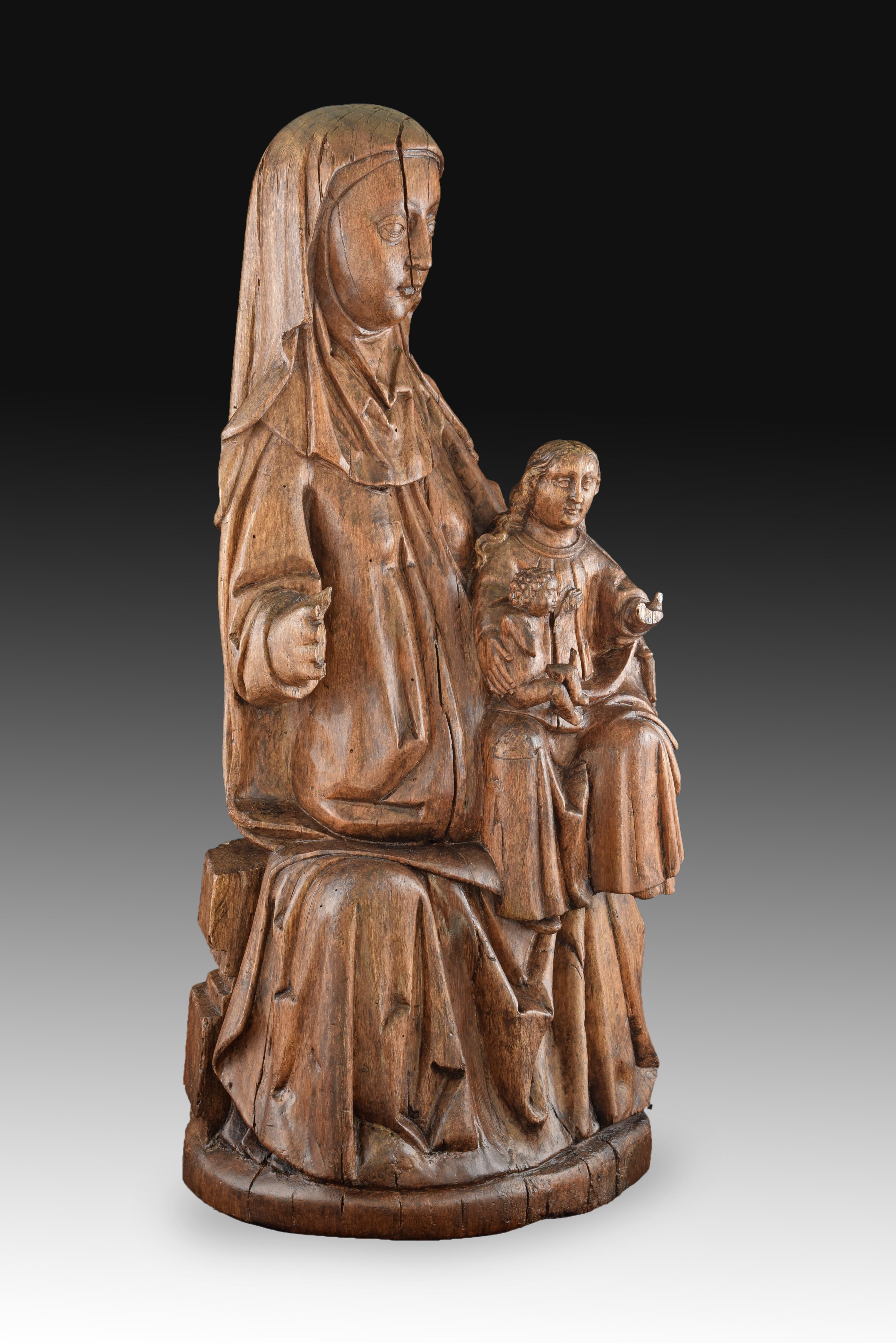 Wooden sculpture in its color that shows, sitting at Santa Ana, with her hair covered; on her left knee is, also sitting, the Virgin Mary, with bare hair; this one has the Infant Jesus, naked, on his right knee. This iconography with the three