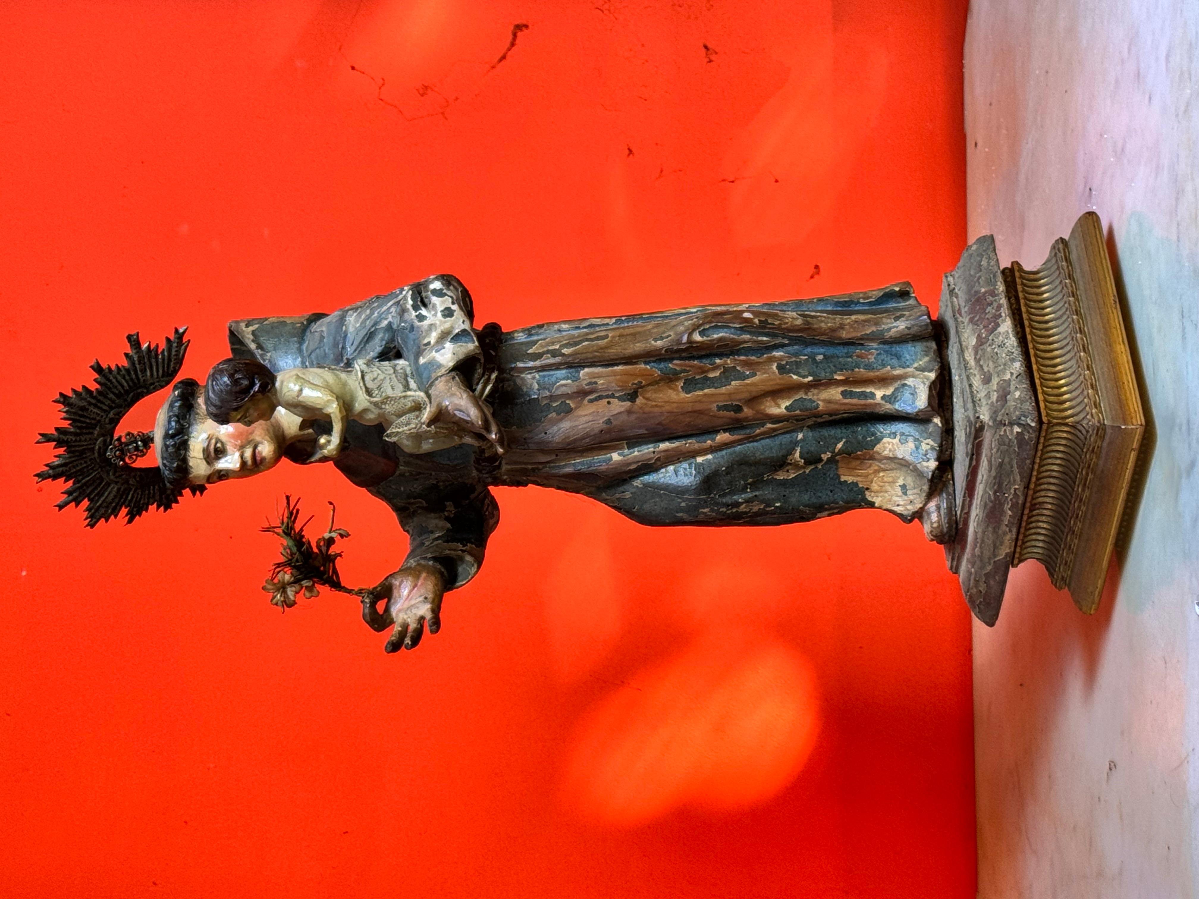 Sant'Antonio da Padova con il Bambino, Scuola ispano-coloniale, XVII secolo

legno policromo con base d'epoca,
Scultura barocca in legno policromo che raffigura Sant'Antonio da Padova con il Bambino Gesù in braccio e un ramo di giglio nella mano