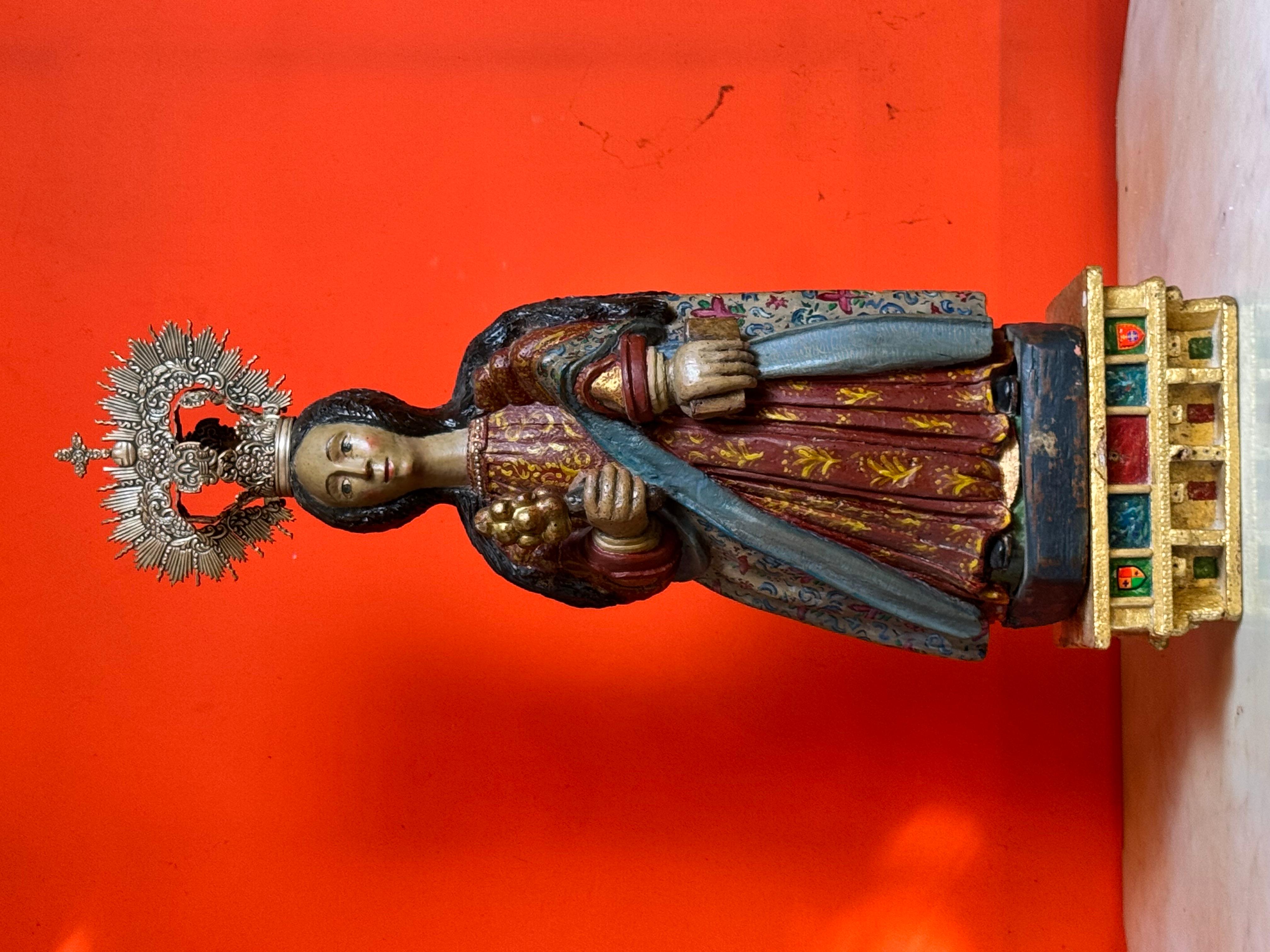 Saint Barbara in carved wood, Renaissance structure (16th-17th century) with later polychromy
Devotional wooden carving representing Saint Barbara, identifiable by the chalice with the Sacred Host she holds in her hand. The image displays