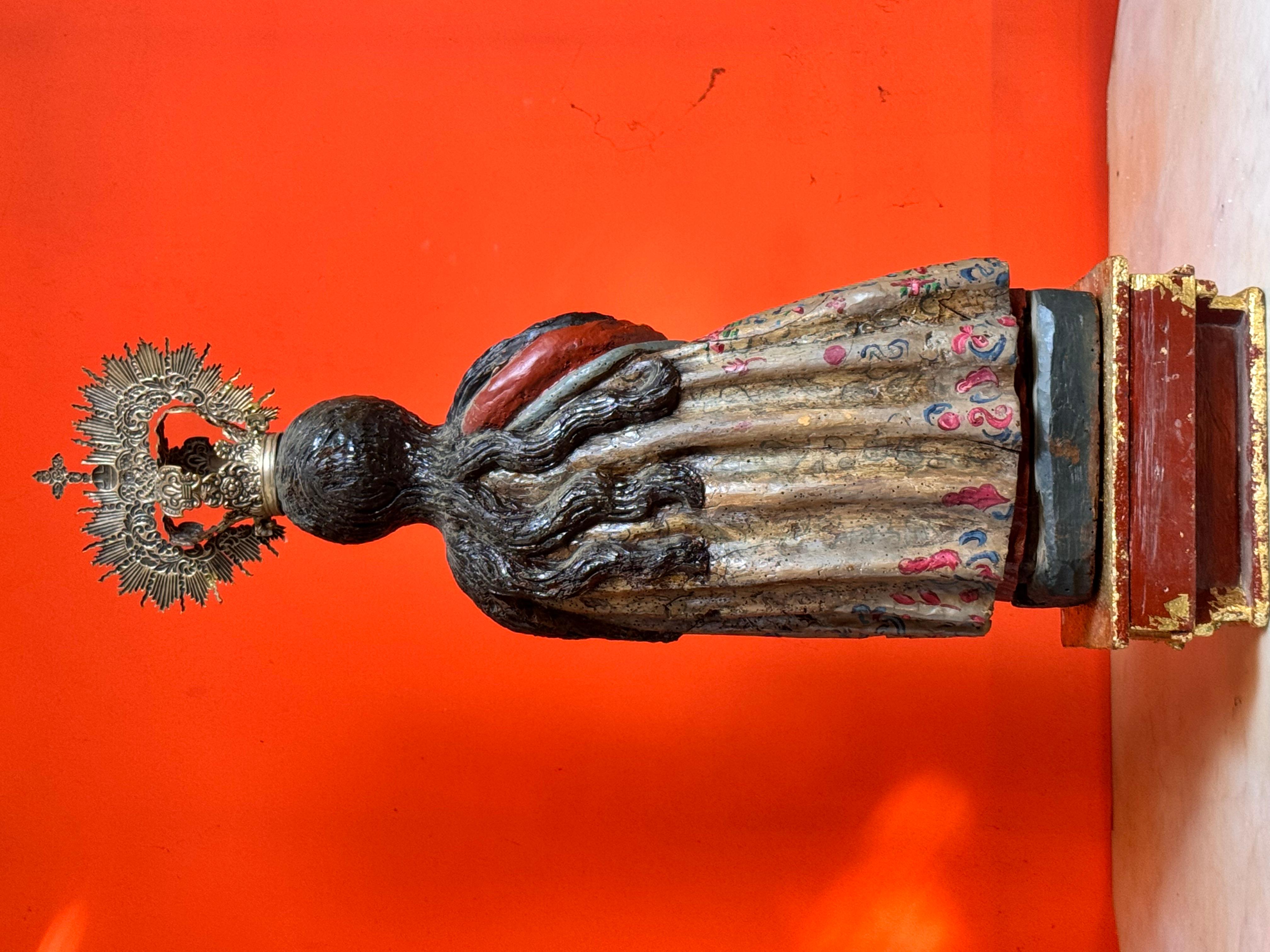 Hand-Crafted Saint Barbara in carved wood, Renaissance structure (16th-17th century) with lat For Sale