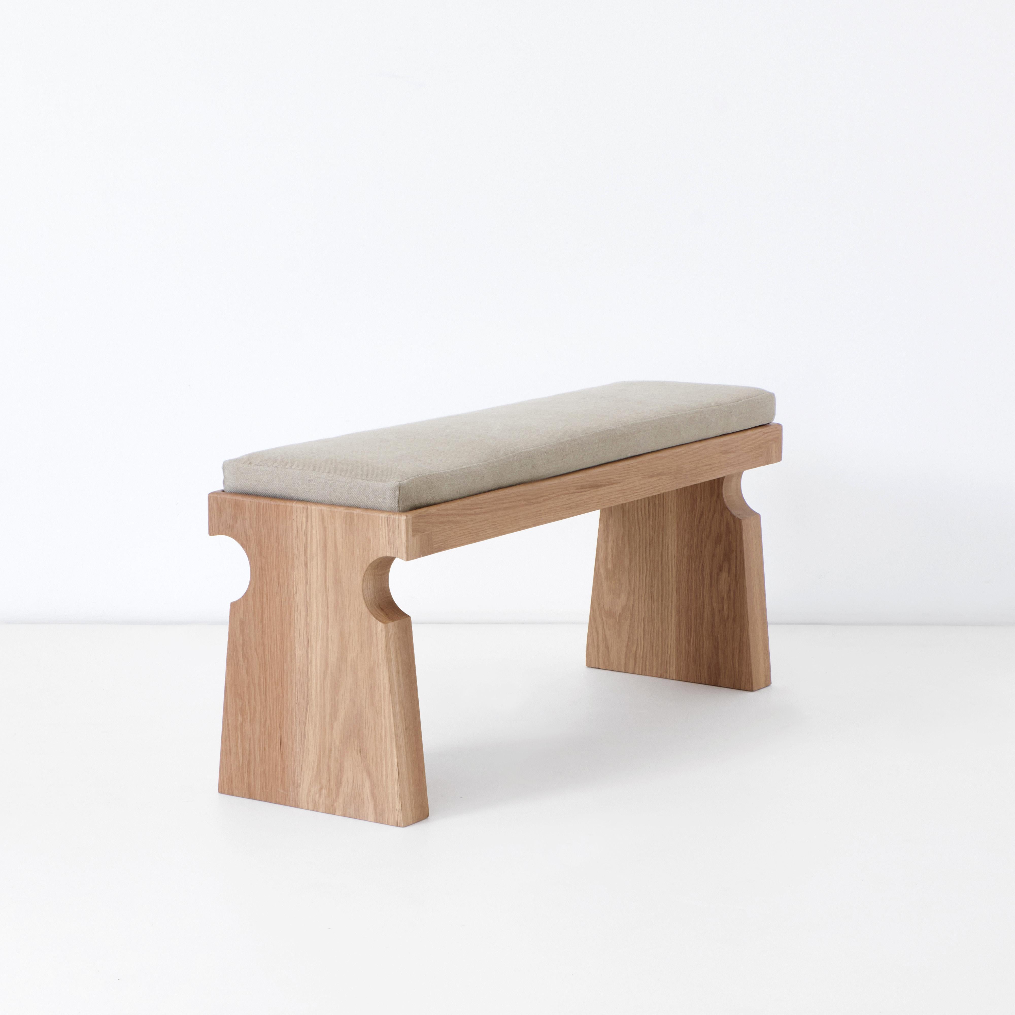 Banc Saint en chêne, conçu en 2024.

Ce banc combine des caractéristiques de conception traditionnelles avec une apparence simpliste. Fabriqué en bois massif.
Le coussin est disponible dans le tissu choisi par le client.

Veuillez noter que le bois
