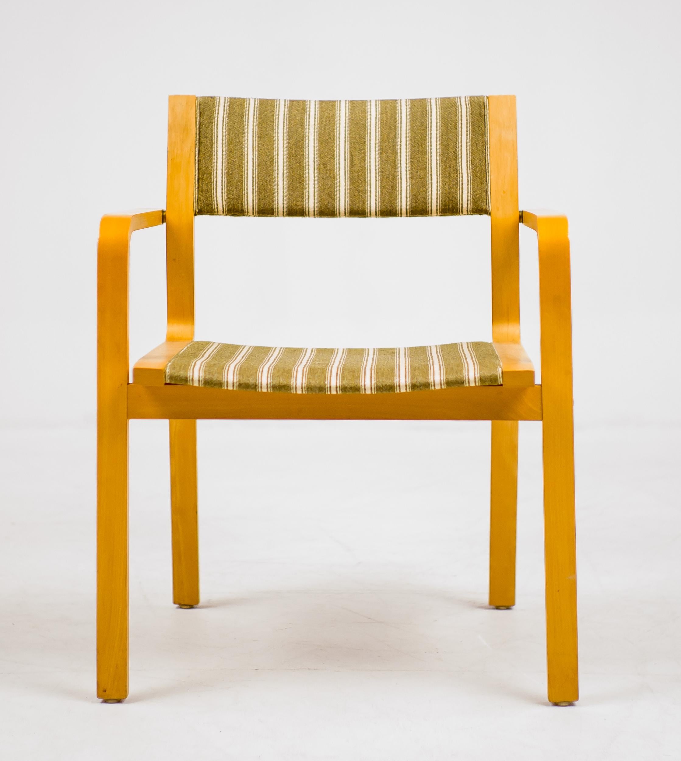 Rare St. Catherine College chair with the original upholstery. Each of the student rooms at St. Catherine College in Oxford, Great Britain was furnished with an easy chair with frames of laminated wood.
These chairs where only made for the St.