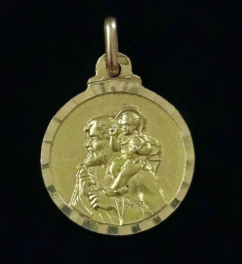 Ciondolo religioso Saint Christophe. Appartiene all'associazione  Art Nouveau (anni 1895/1914) prodotta in Francia. Firmato da Paul Brandt, uno dei più importanti scultori di gioielli francesi del periodo Art Nouveau.
An He ha creato gioielli per