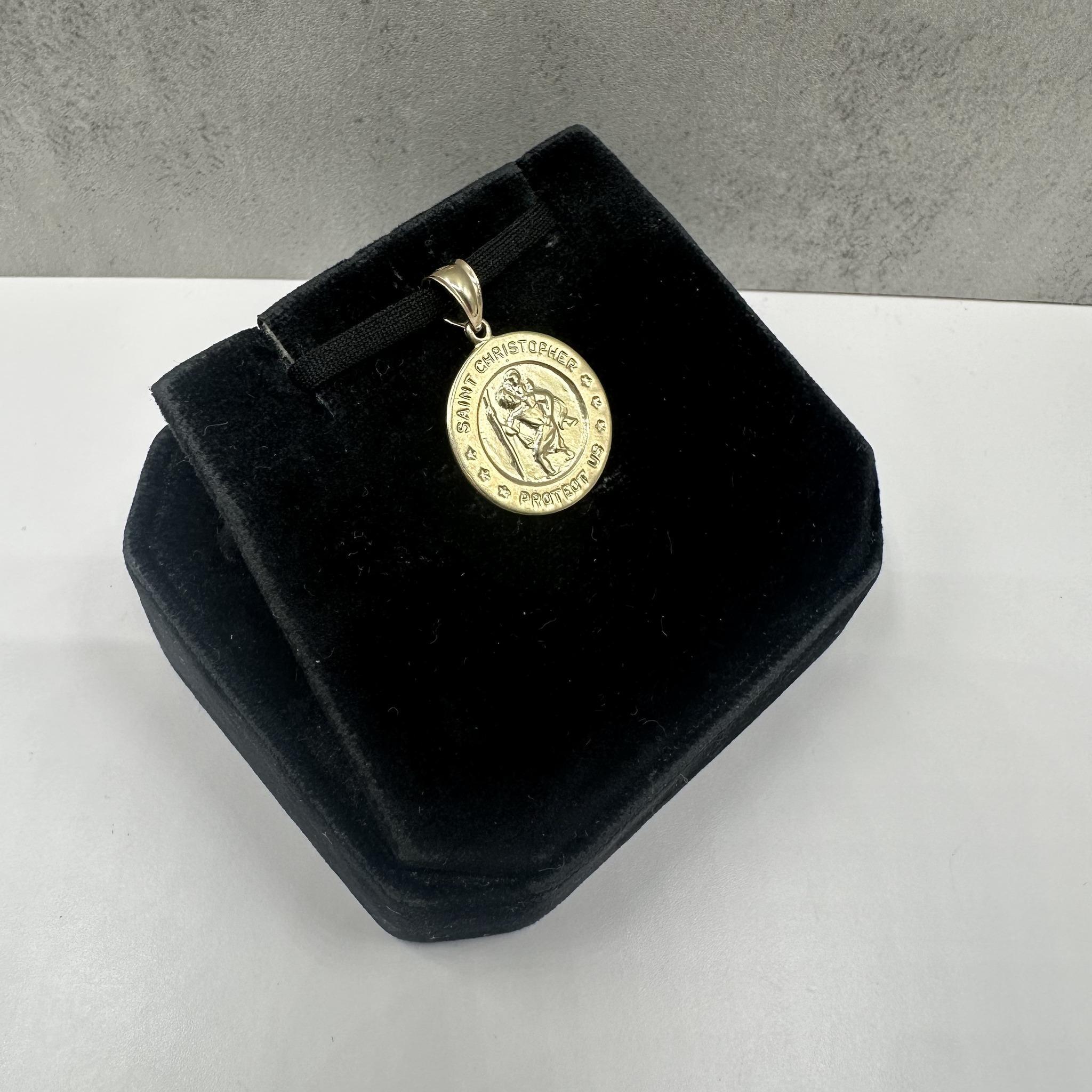 Ce pendentif classique Saint Christophe en or jaune 14kt présente un design finement détaillé symbolisant la protection et les voyages sûrs. Fabriqué avec soin, ce pendentif présente une finition brossée au dos pour une touche raffinée et une