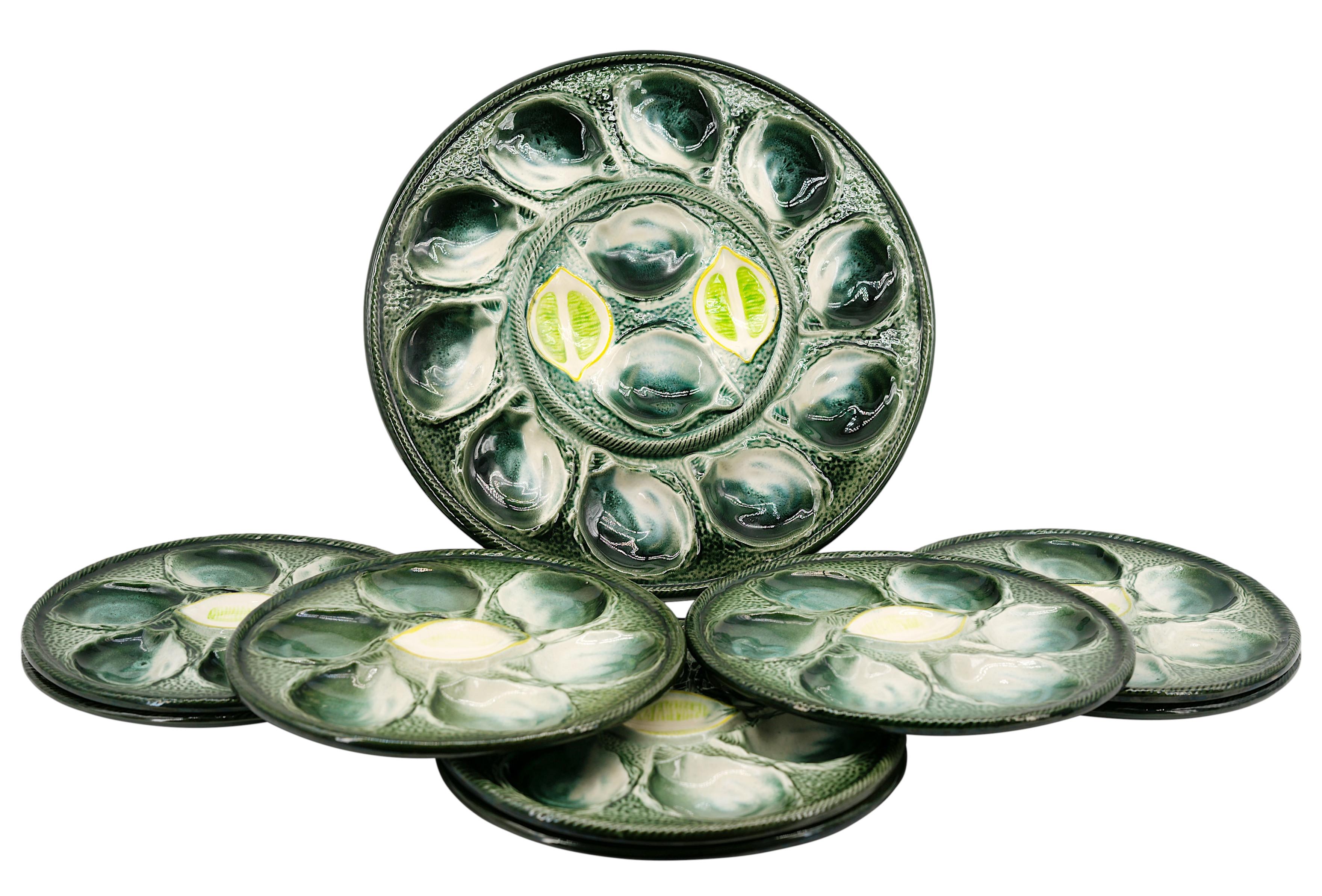 Ensemble d'assiettes à huîtres en grès de Saint-Clément, 1960. Elegant et rare service à huîtres français moderne du milieu du siècle, fabriqué à la main par le célèbre céramiste Saint-Clément, vers la fin des années 1960. Cet ensemble de collection