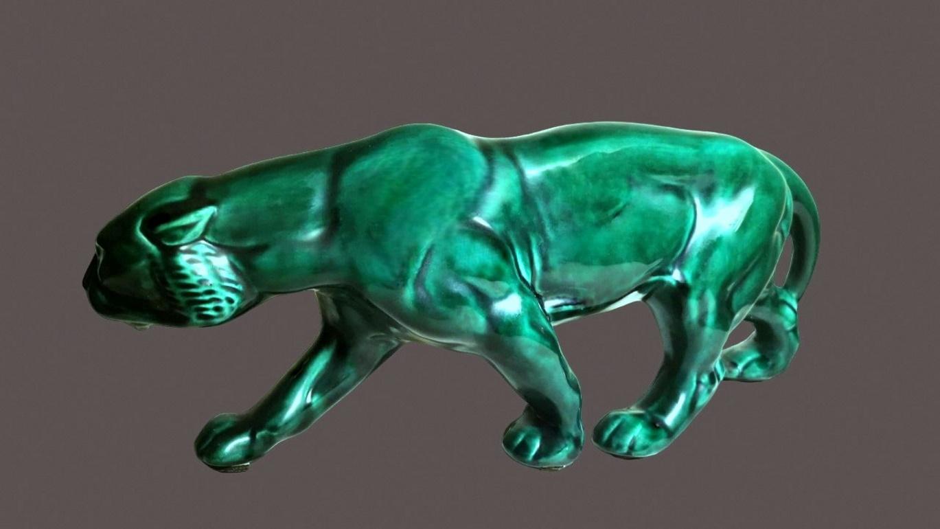 We kindly suggest you read the whole description, because with it we try to give you detailed technical and historical information to guarantee the authenticity of our objects.
Spectacular large green glazed ceramic panther in Art Dèco style; the
